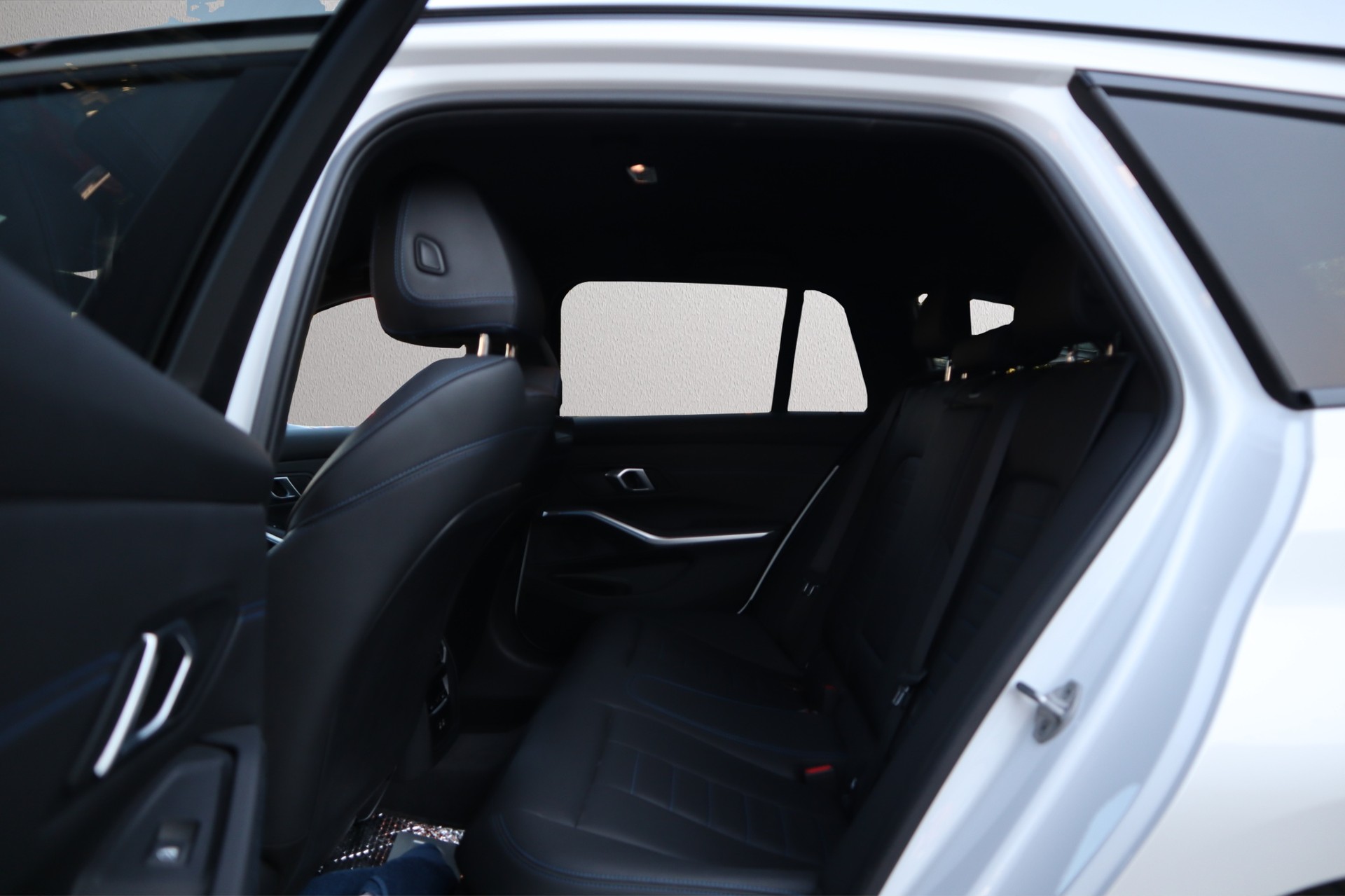 BMW 330d xDrive 48V Touring Steptronic M Sport-image-11