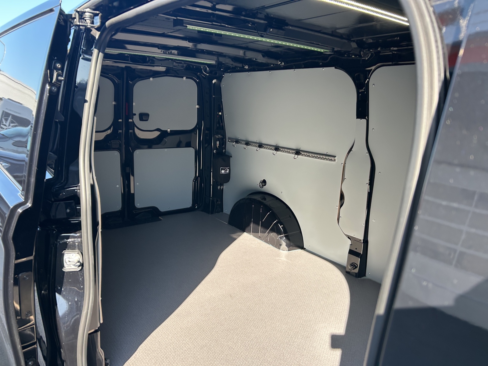 VW Transporter 2.0 TDI 4Motion Lang Automat * 1370KG Nutzlast * Heckflügeltüren *-image-10