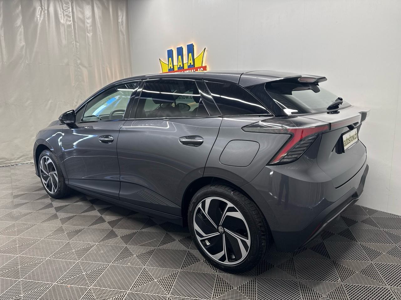 MG 4 EV 64kWh Premium FaceLift-showroom-element-1