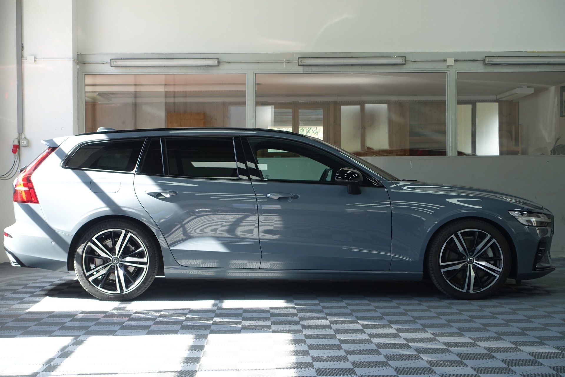 VOLVO V60 2.0 B5 R-Design AWD-showroom-element-3