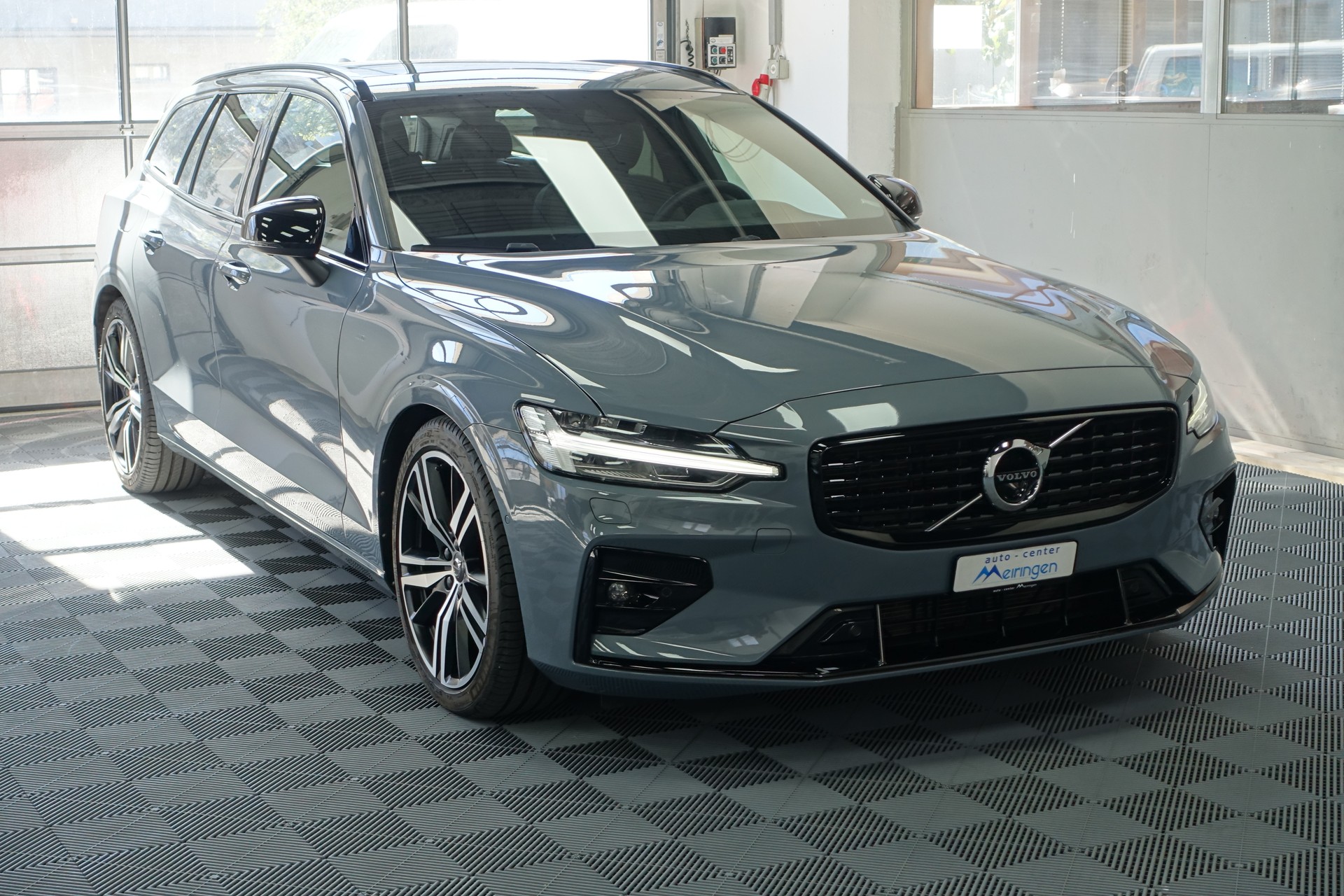 VOLVO V60 2.0 B5 R-Design AWD-showroom-element-1