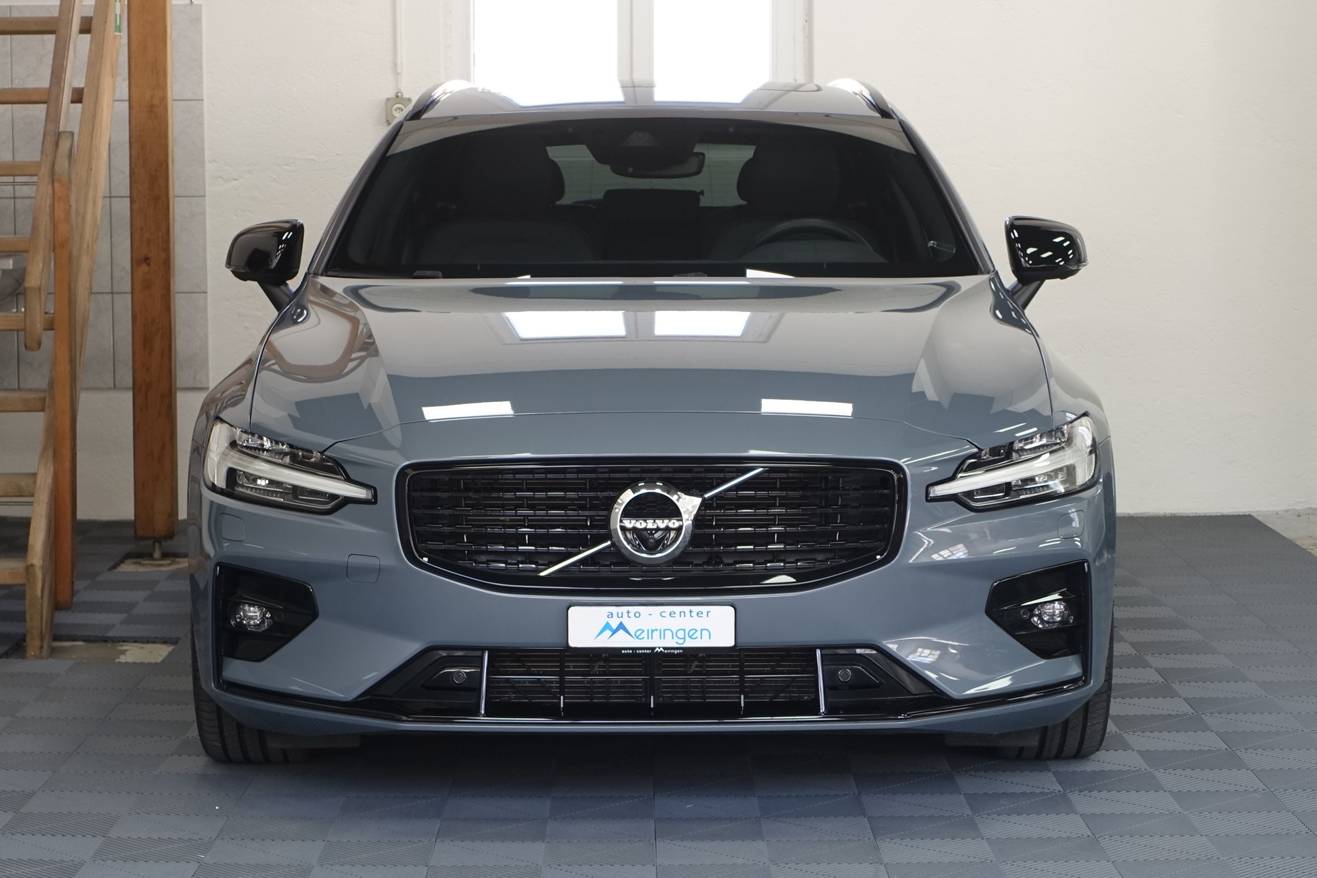 VOLVO V60 2.0 B5 R-Design AWD-showroom-element-2