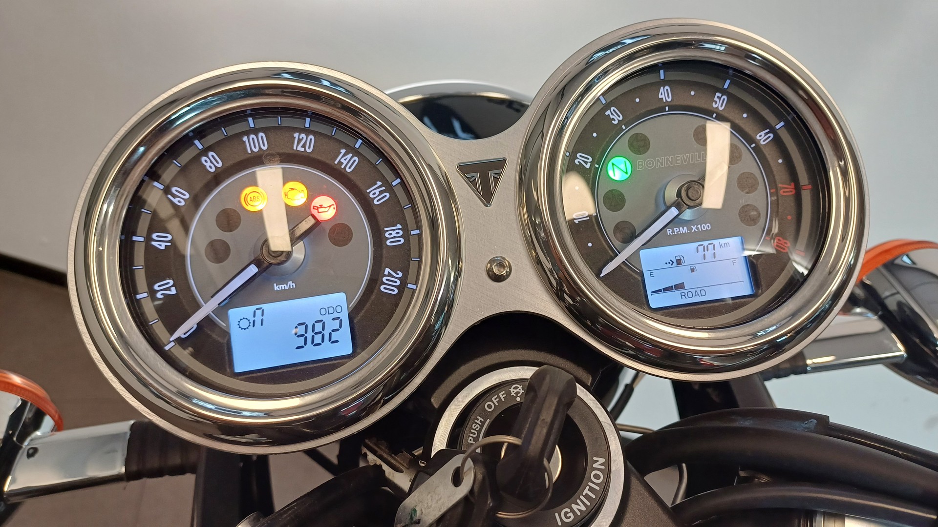 TRIUMPH Bonneville T120 35KW-image-13
