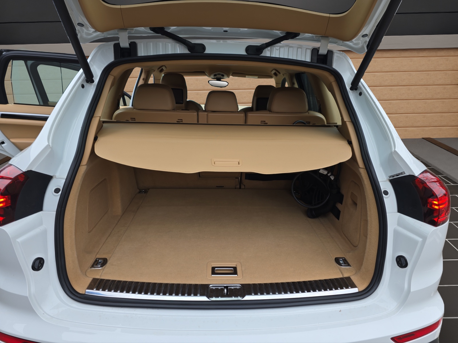 PORSCHE Cayenne S Hybrid-image-8