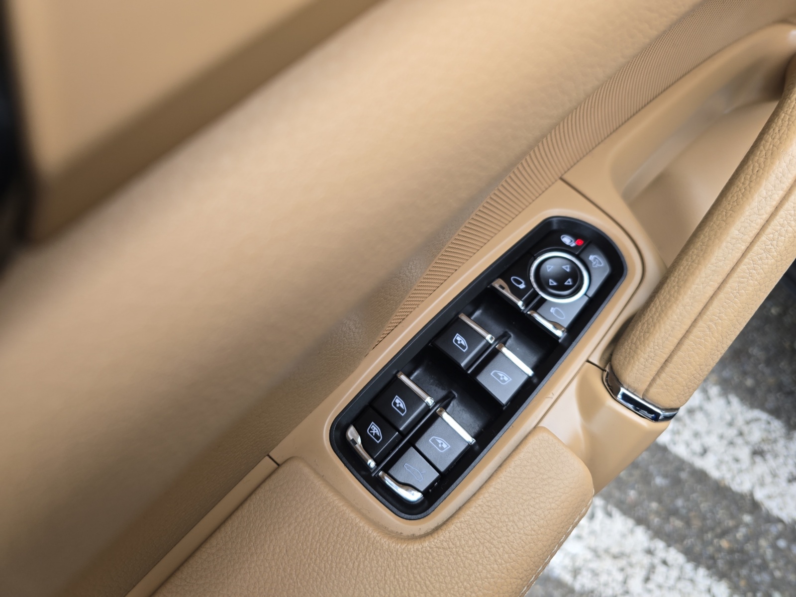 PORSCHE Cayenne S Hybrid-image-14