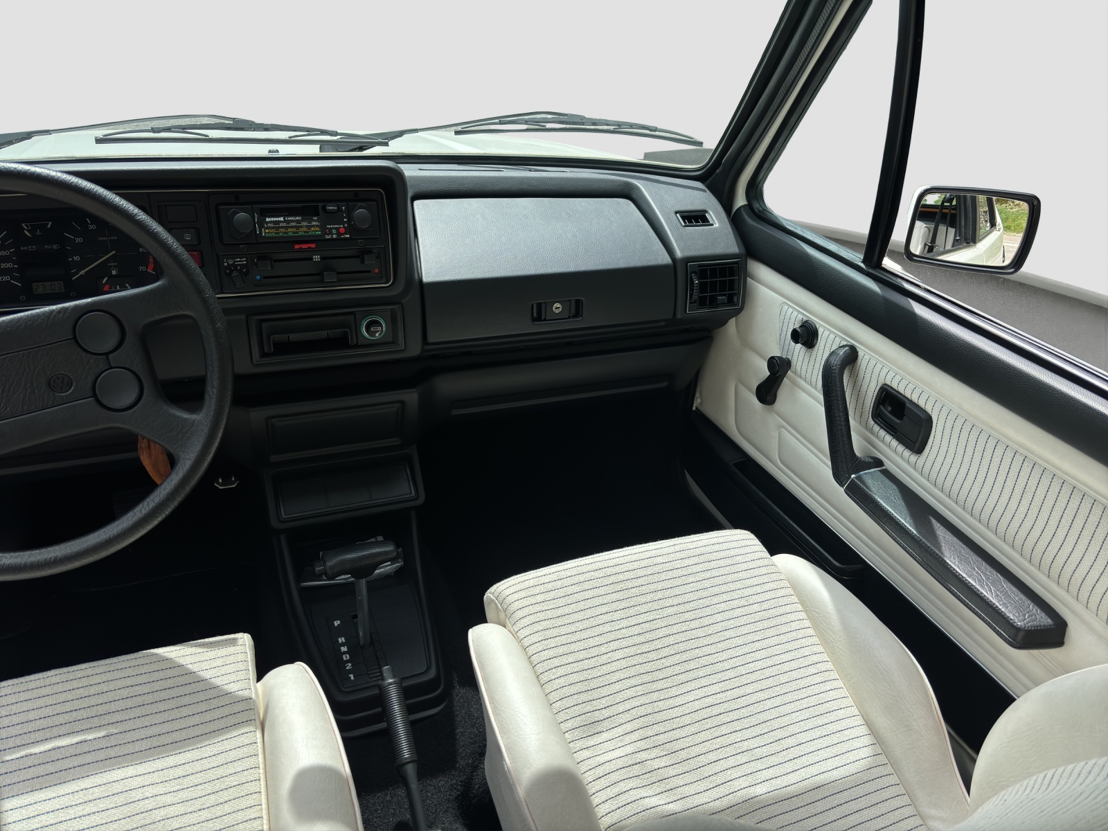 VW Golf Cabriolet 1600 GL Special (White)-image-8