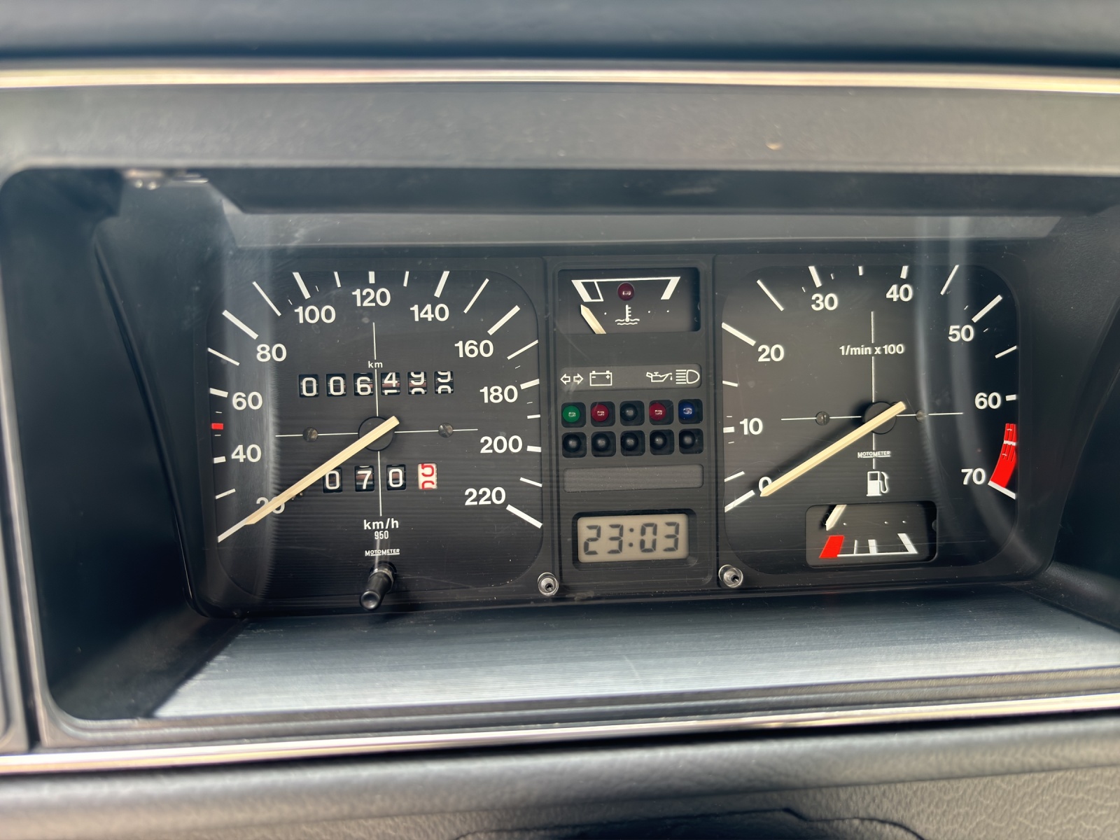 VW Golf Cabriolet 1600 GL Special (White)-image-6