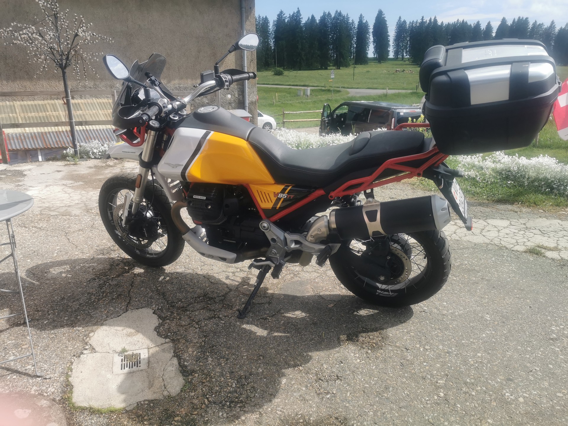 MOTO GUZZI V85 TT-image-1