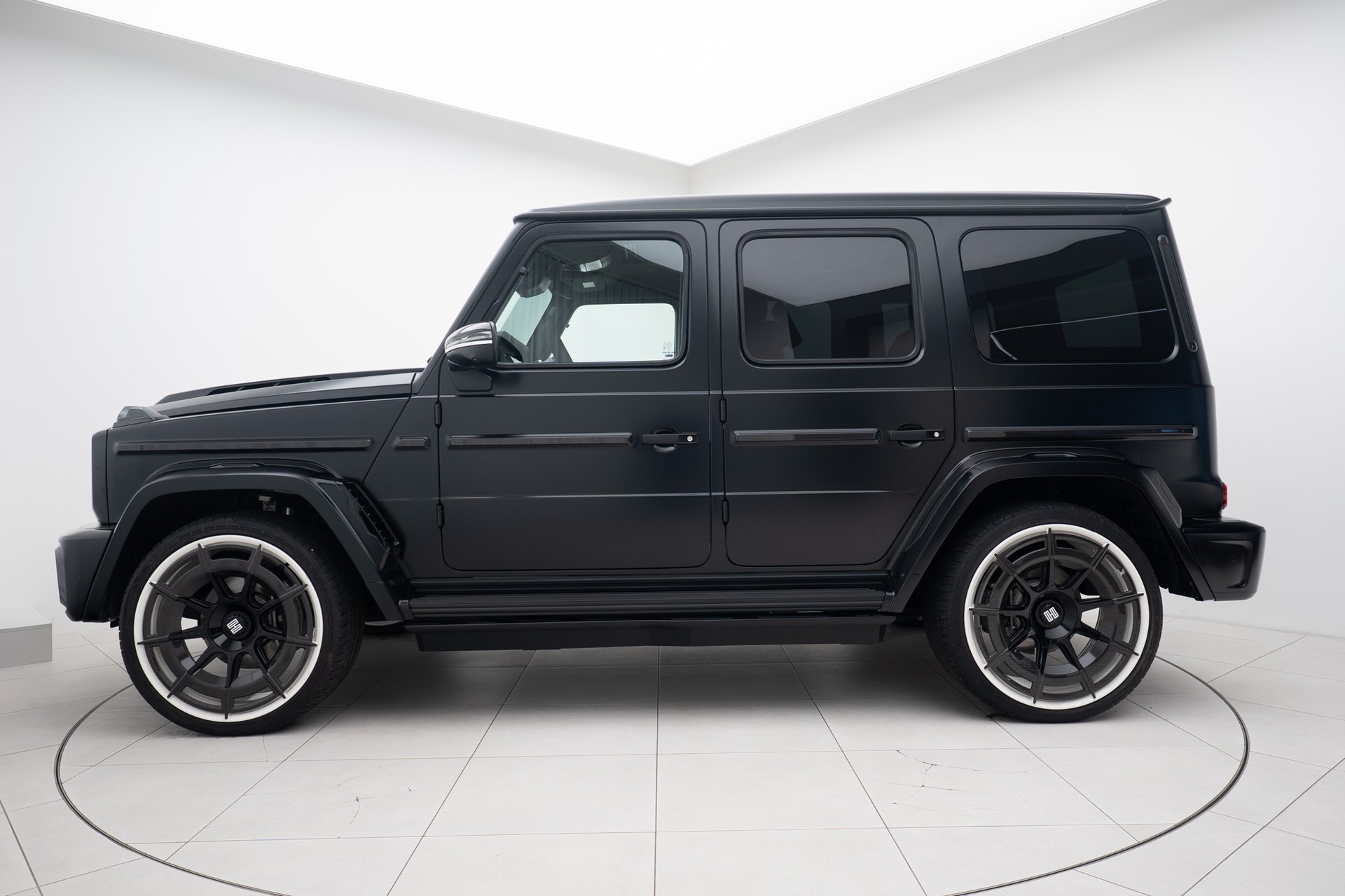 MERCEDES-BENZ HOF H65⚡Rebel-showroom-element-1