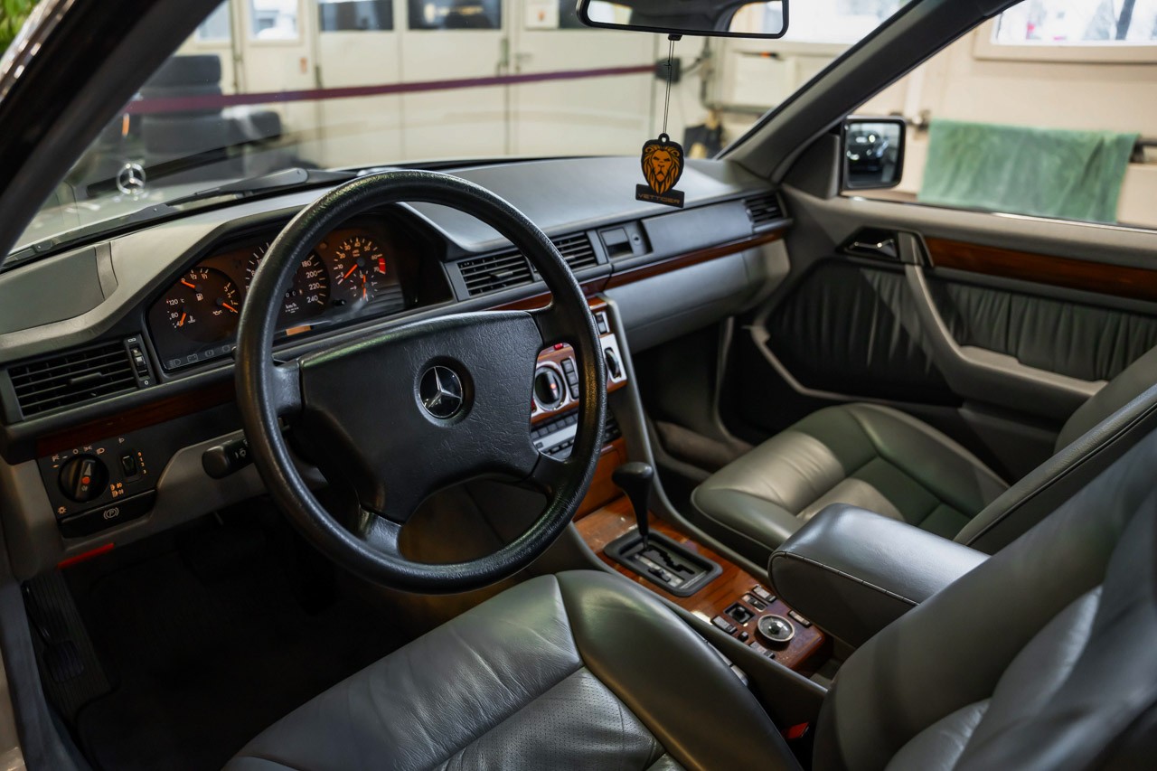 MERCEDES-BENZ 300 CE-image-12