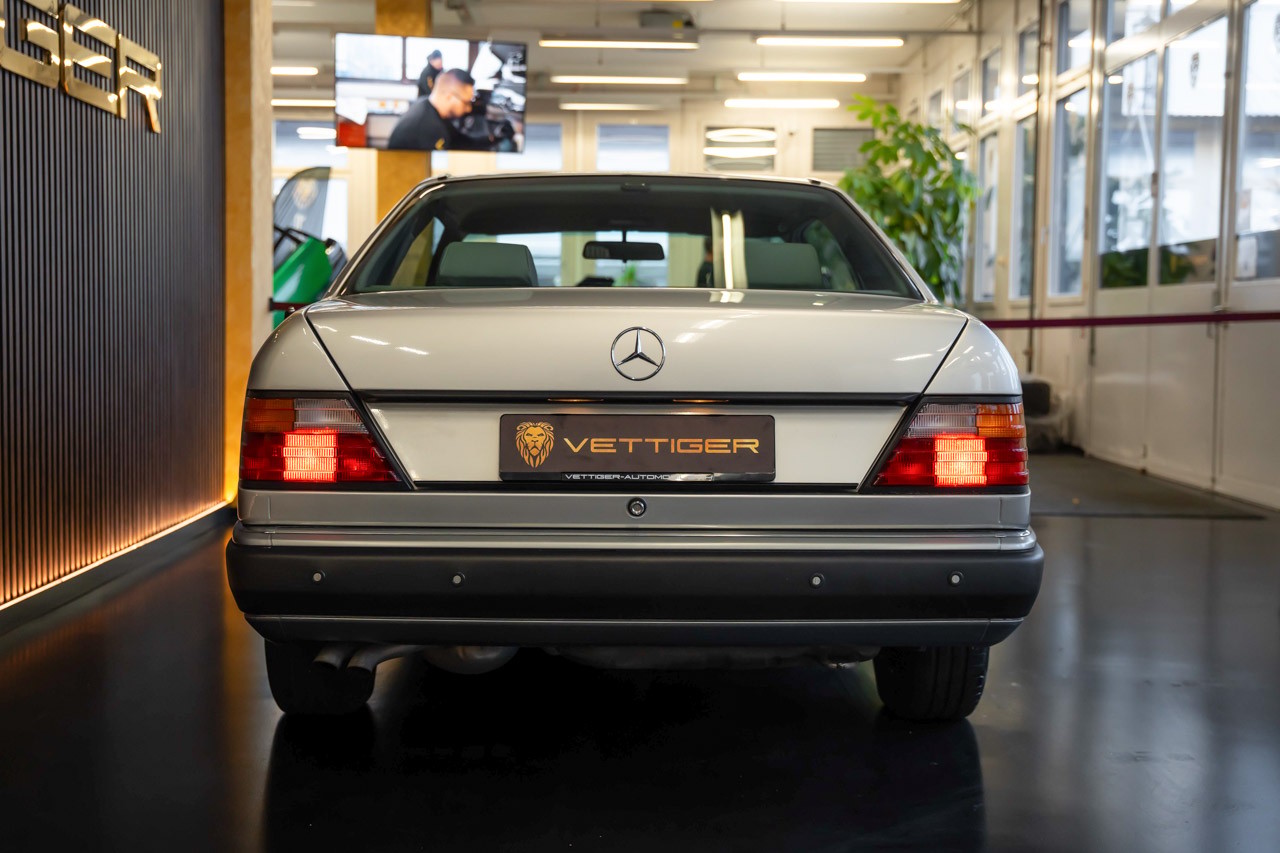 MERCEDES-BENZ 300 CE-image-4