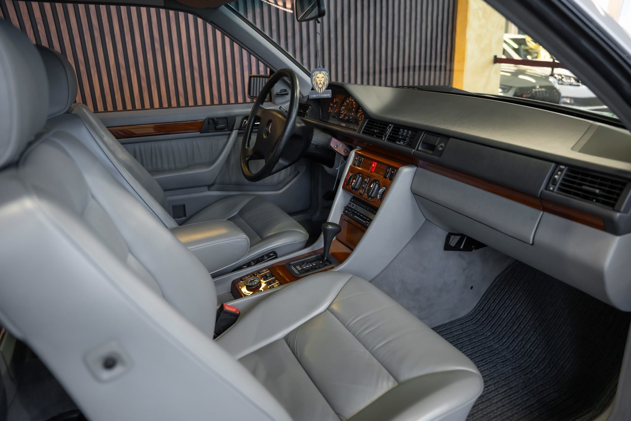 MERCEDES-BENZ 300 CE-image-14