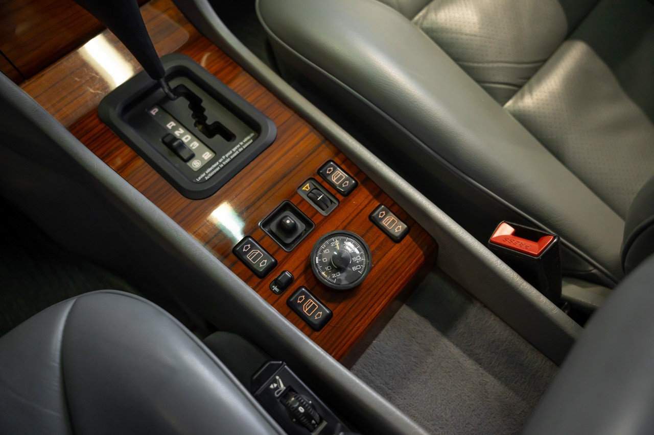 MERCEDES-BENZ 300 CE-image-23