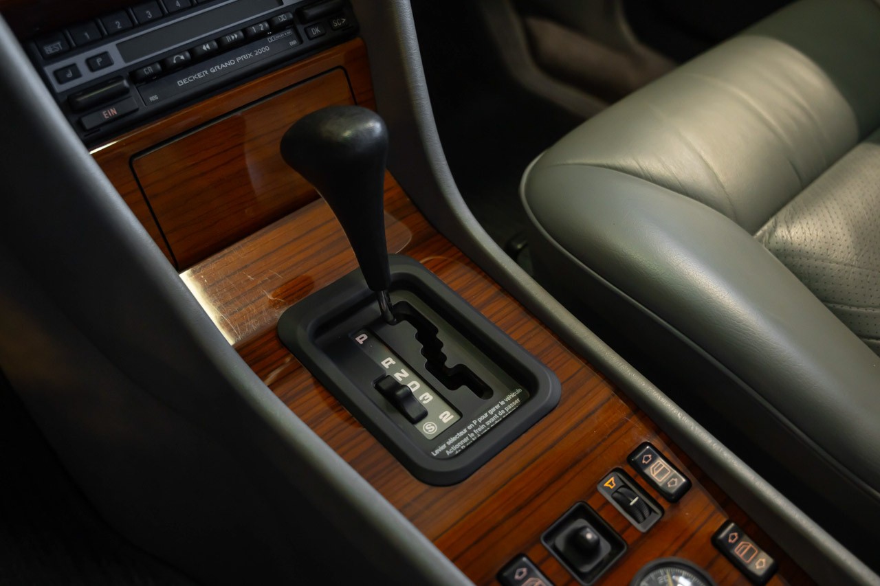 MERCEDES-BENZ 300 CE-image-22