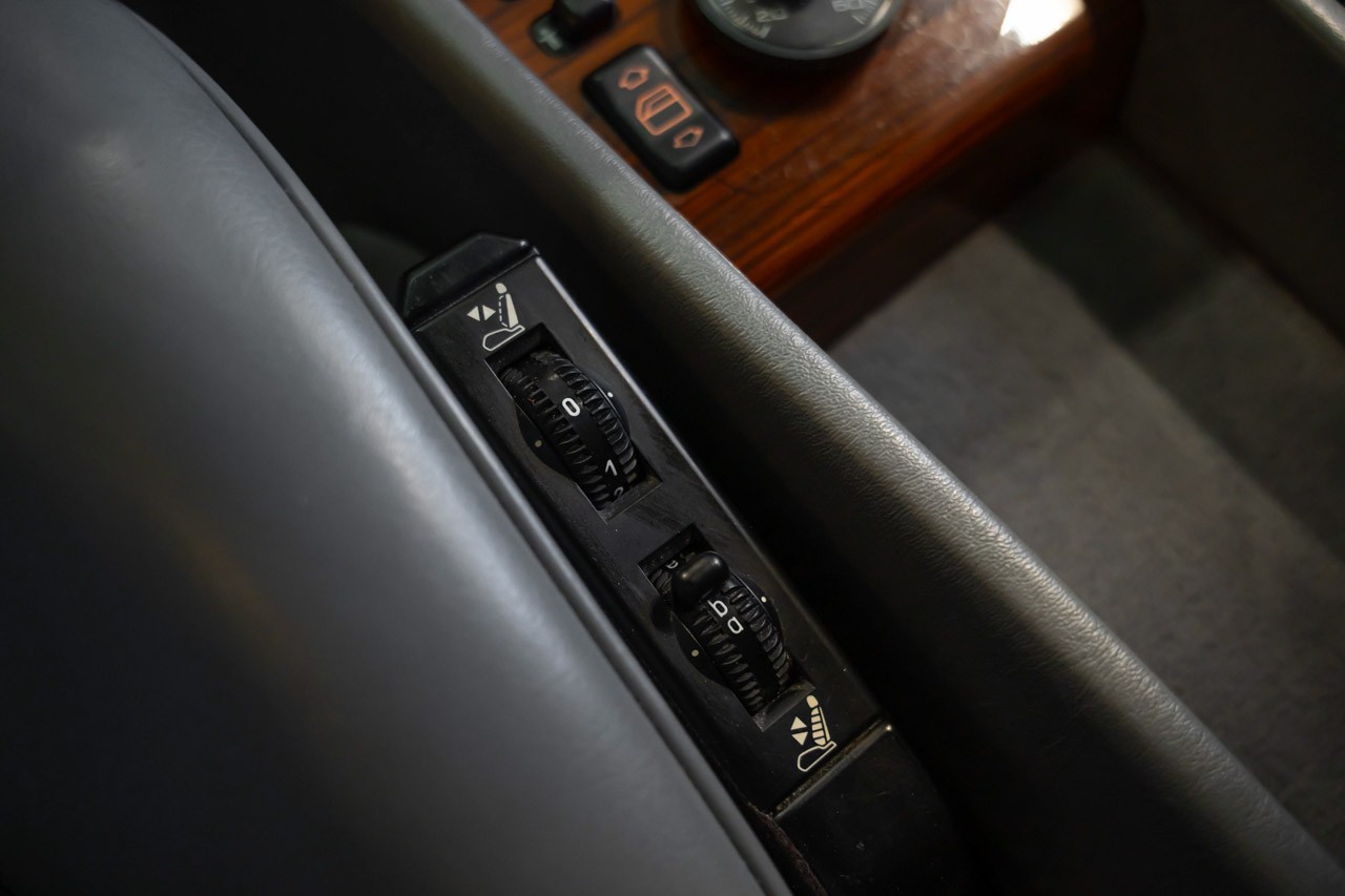 MERCEDES-BENZ 300 CE-image-18