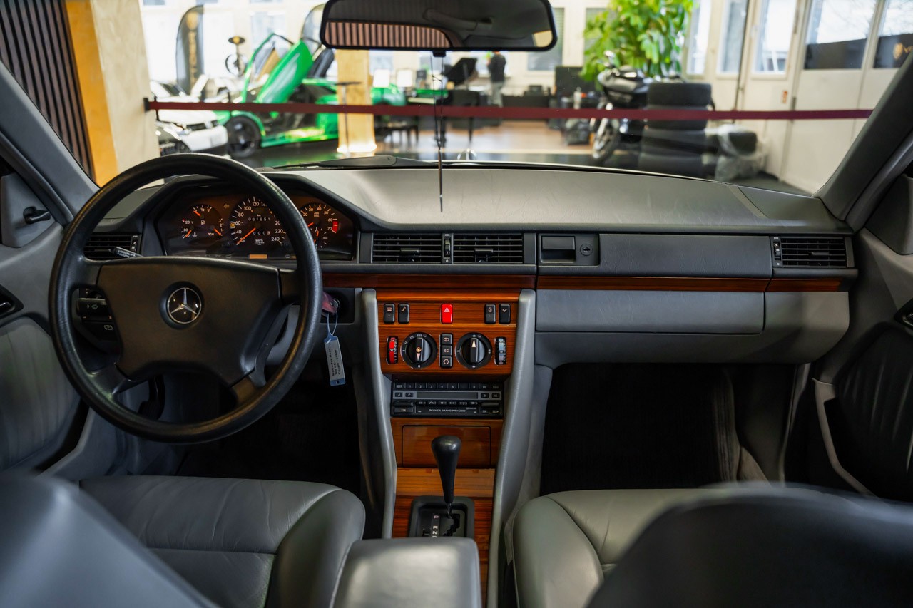 MERCEDES-BENZ 300 CE-image-11