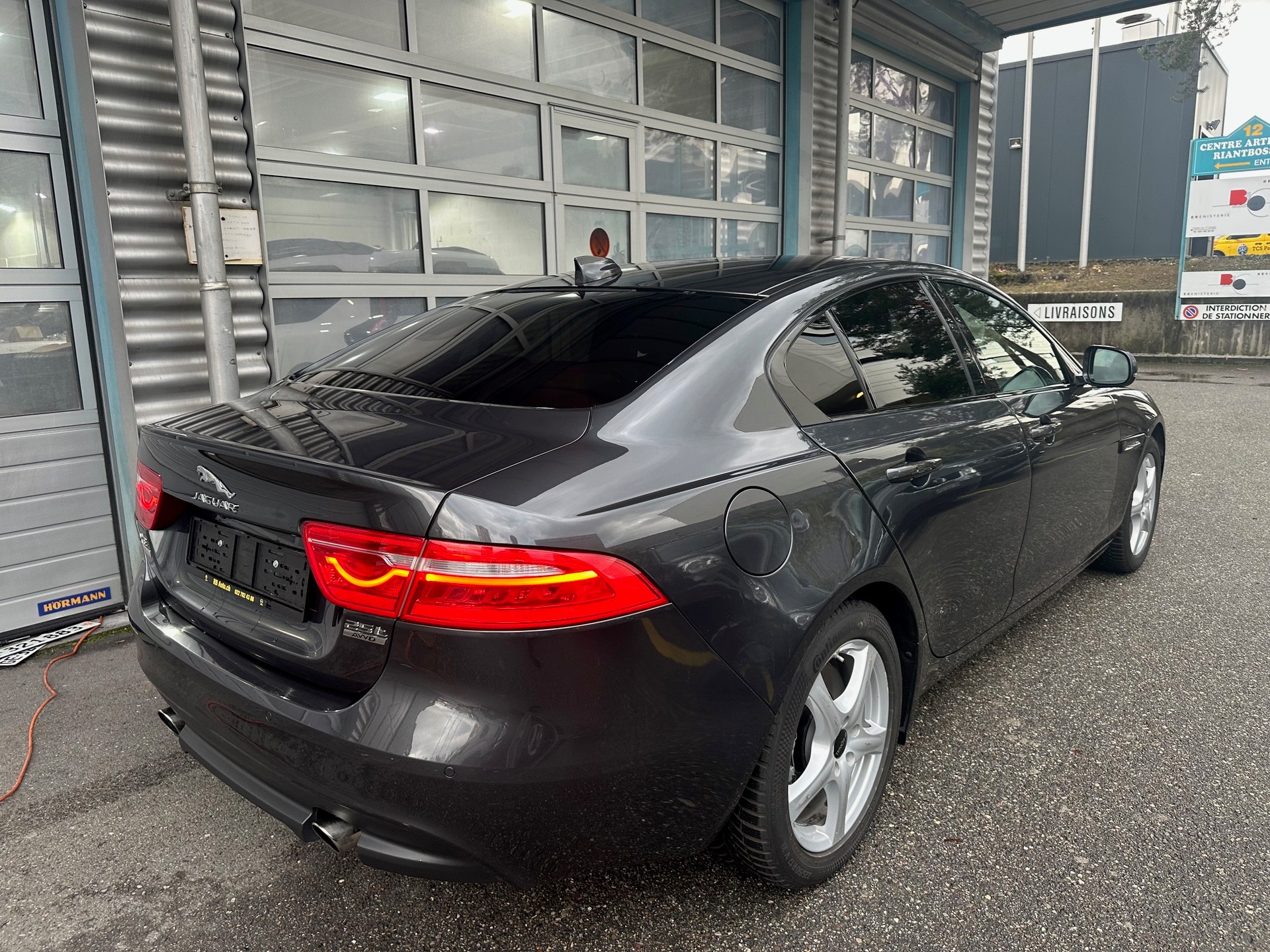 JAGUAR XE 25t 2.0 Prestige AWD Automatic-image-3