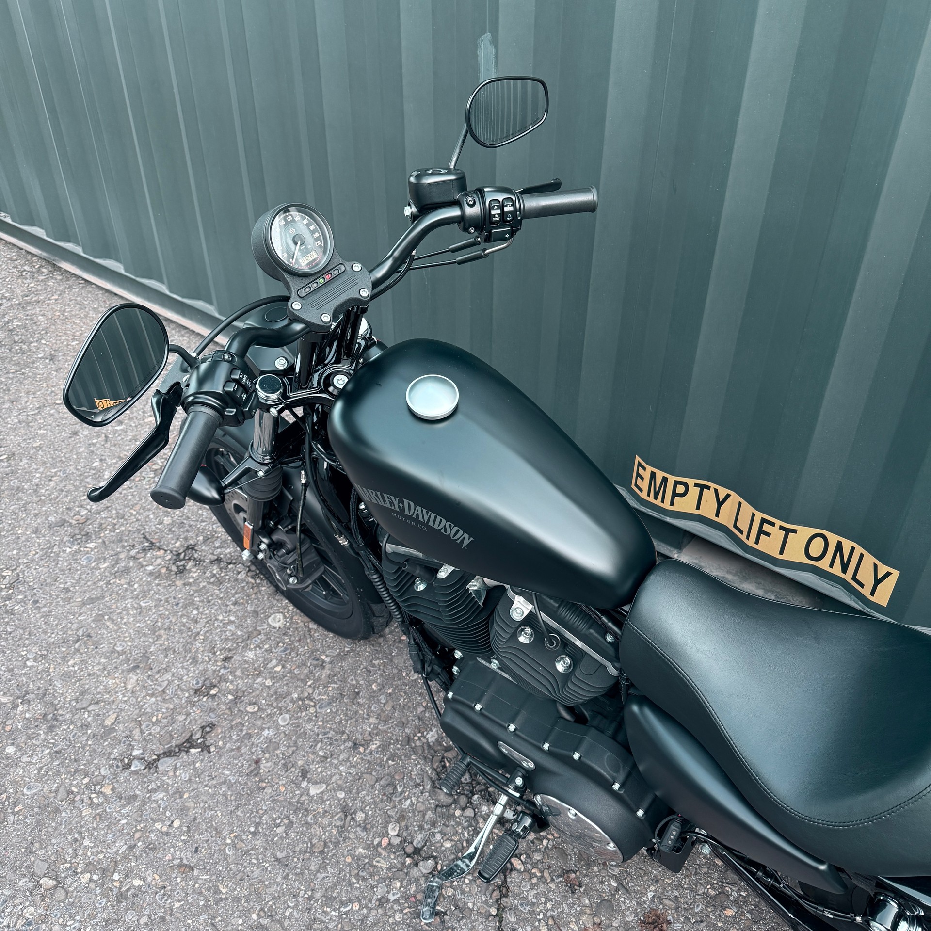 HARLEY-DAVIDSON XL 883 N-image-12