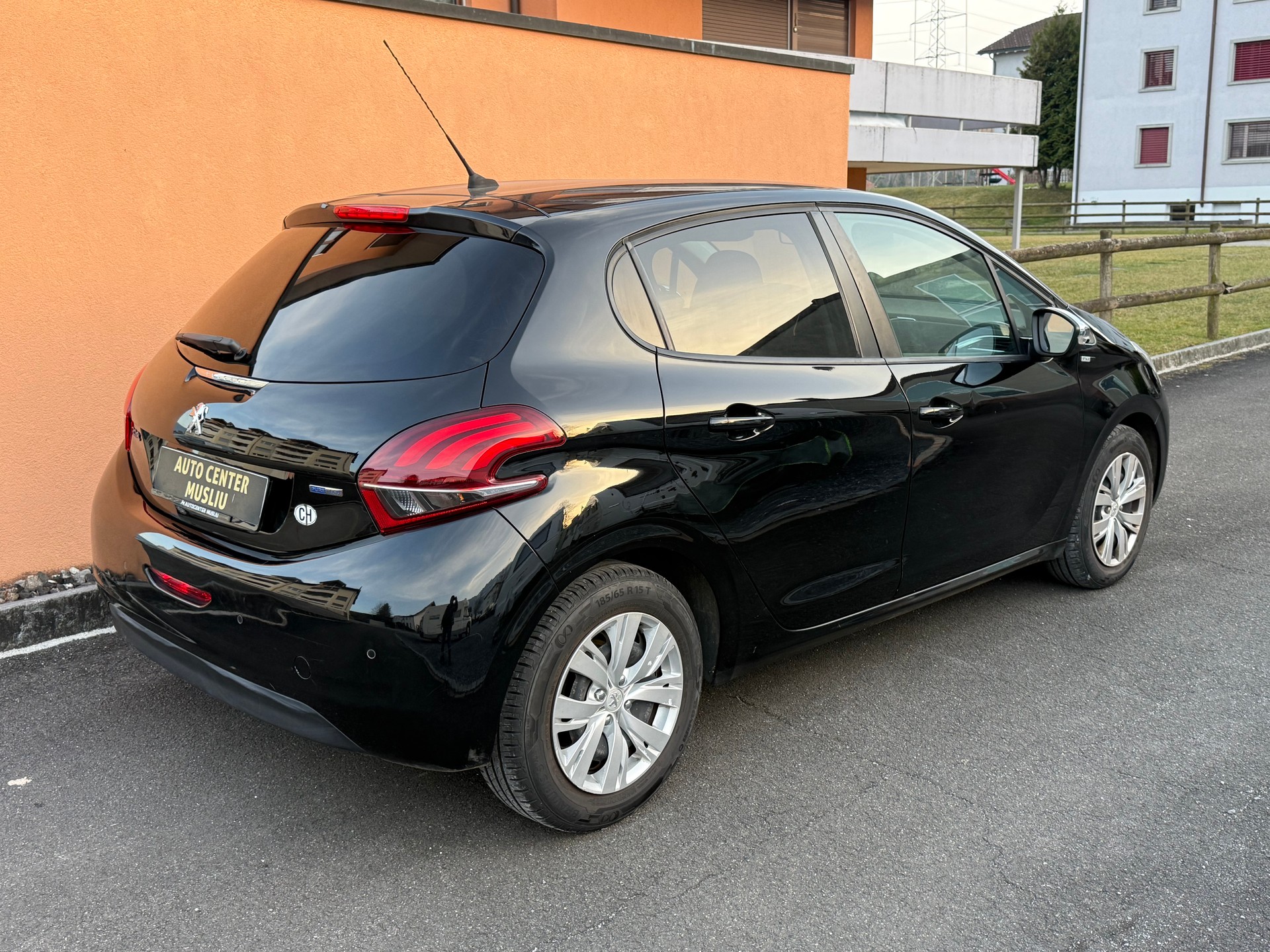 PEUGEOT 208 1.2 PureTech Style-image-5
