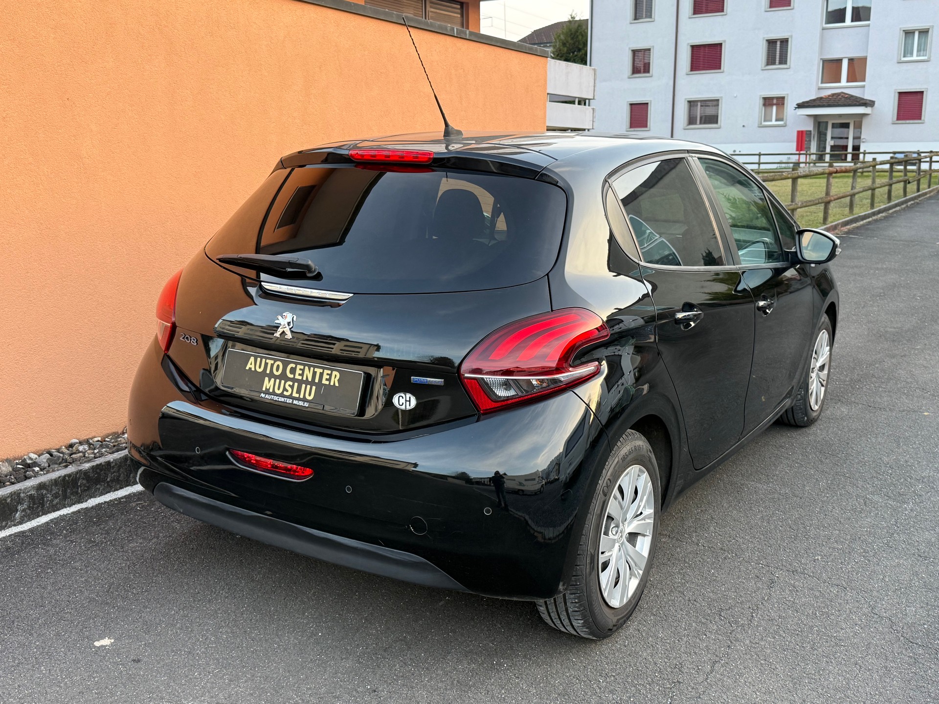 PEUGEOT 208 1.2 PureTech Style-image-4