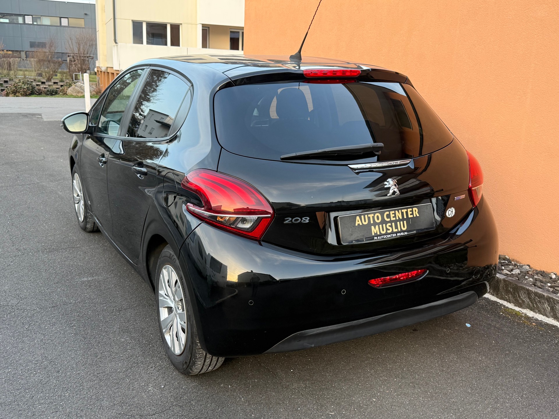 PEUGEOT 208 1.2 PureTech Style-image-2