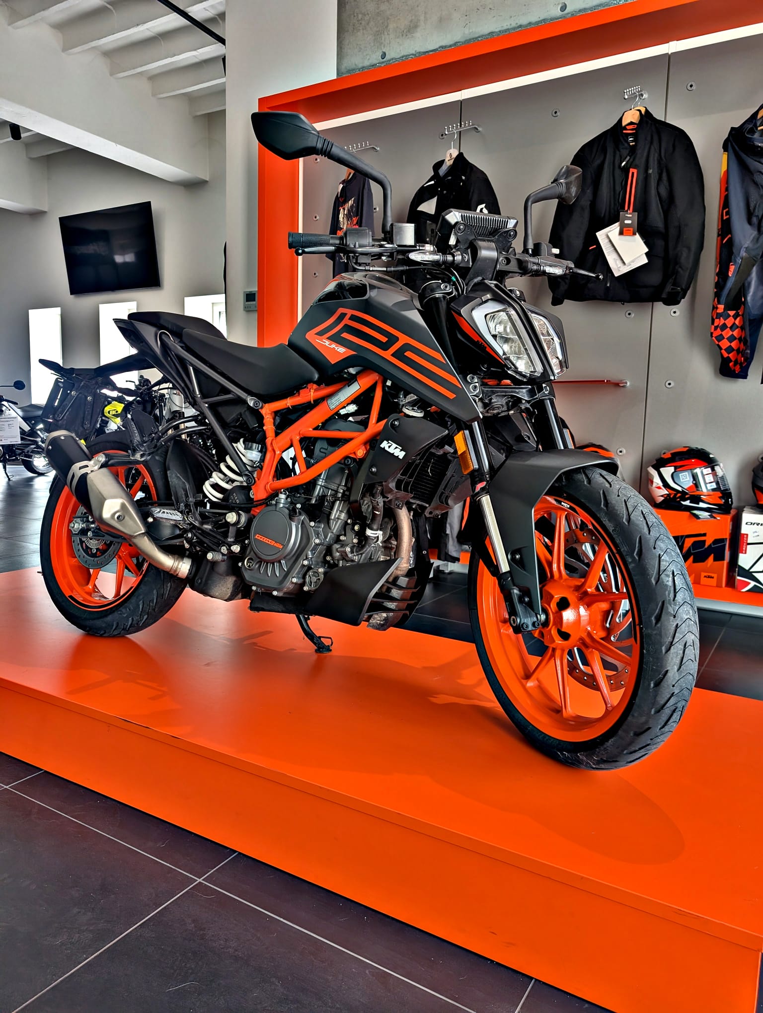 KTM 125 Duke-image-2