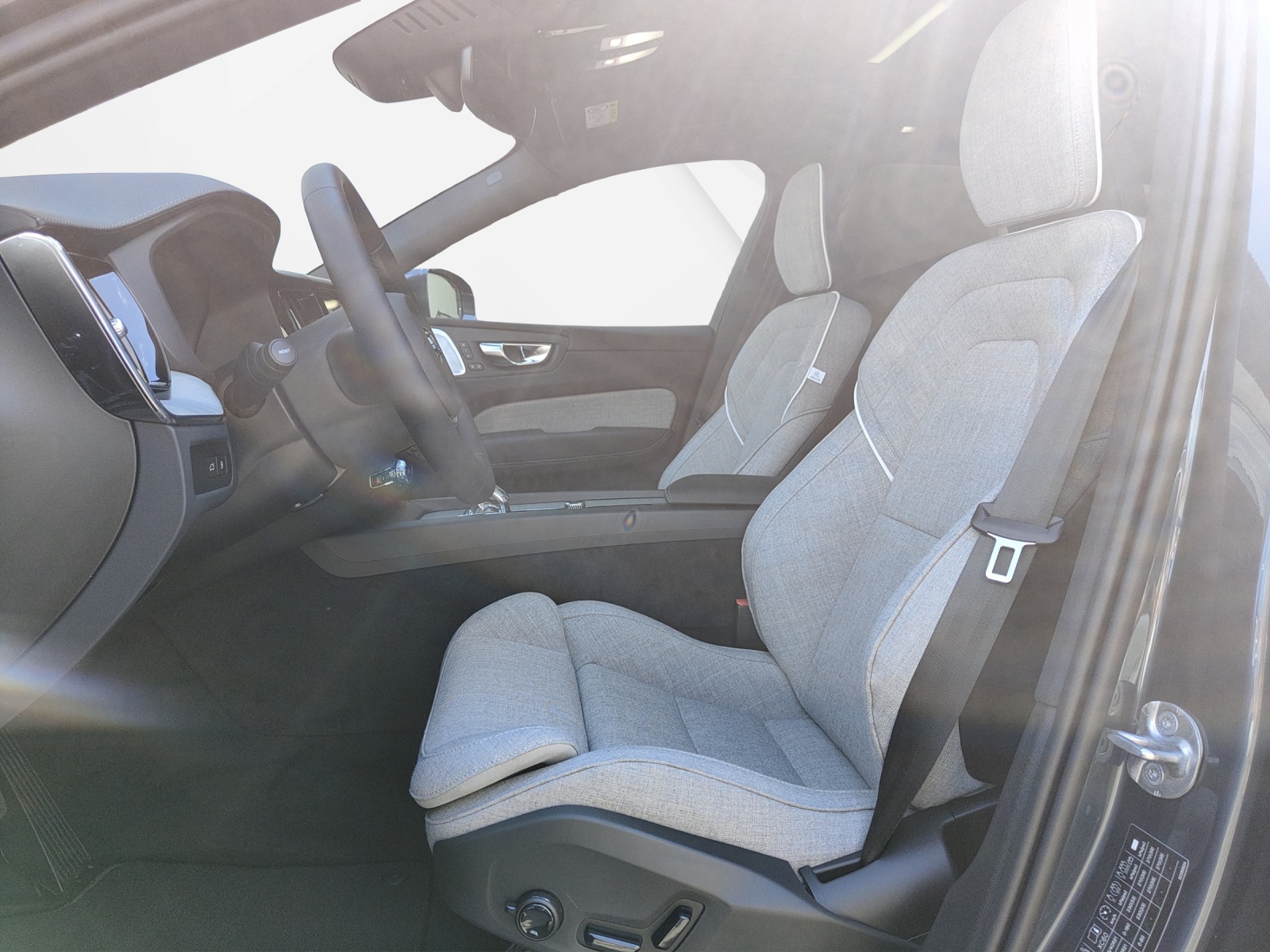 VOLVO XC60 2.0 T6 TE Ultra Bright eAWD-showroom-element-3