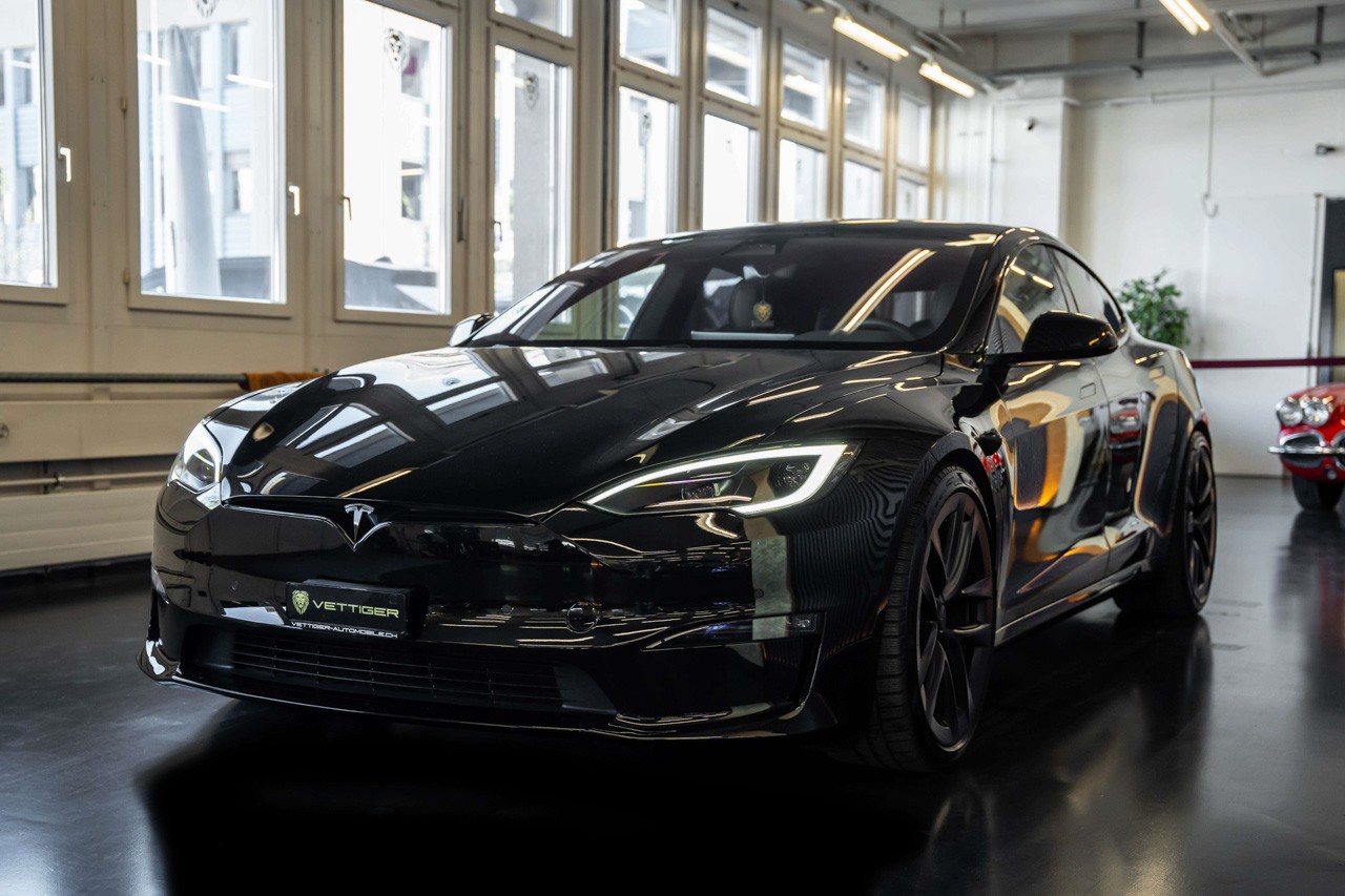 TESLA Model S 100 kWh Plaid-showroom-element-2