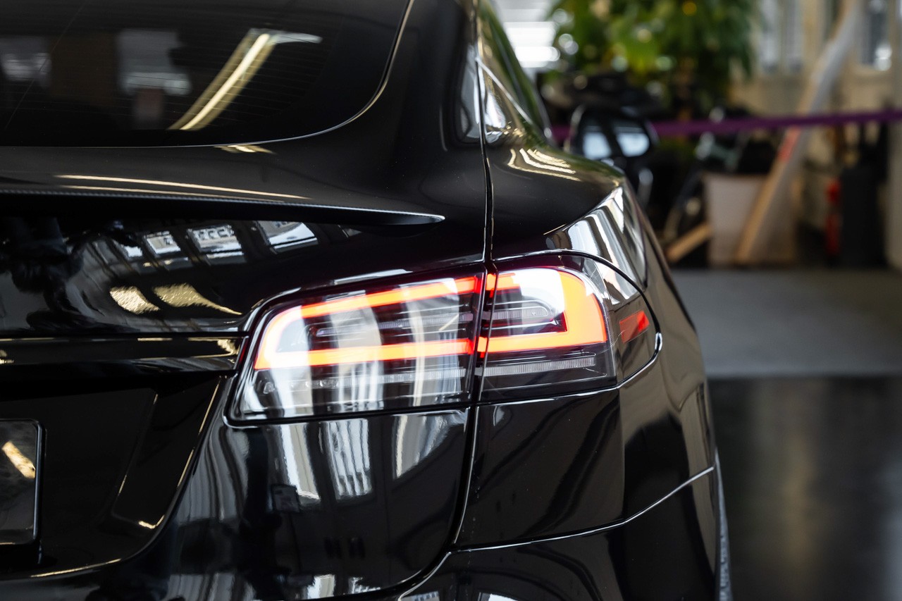 TESLA Model S 100 kWh Plaid-image-9