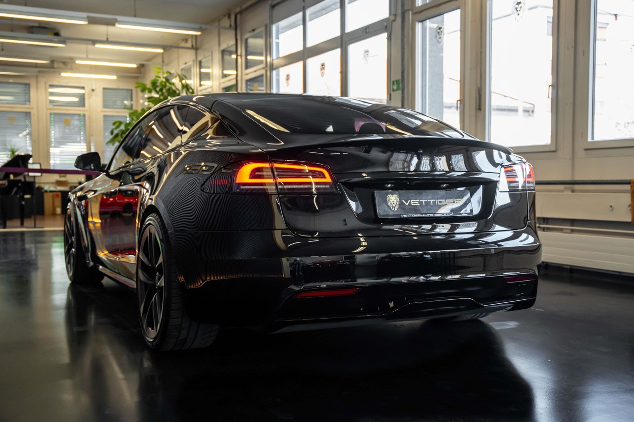 TESLA Model S 100 kWh Plaid-showroom-element-3