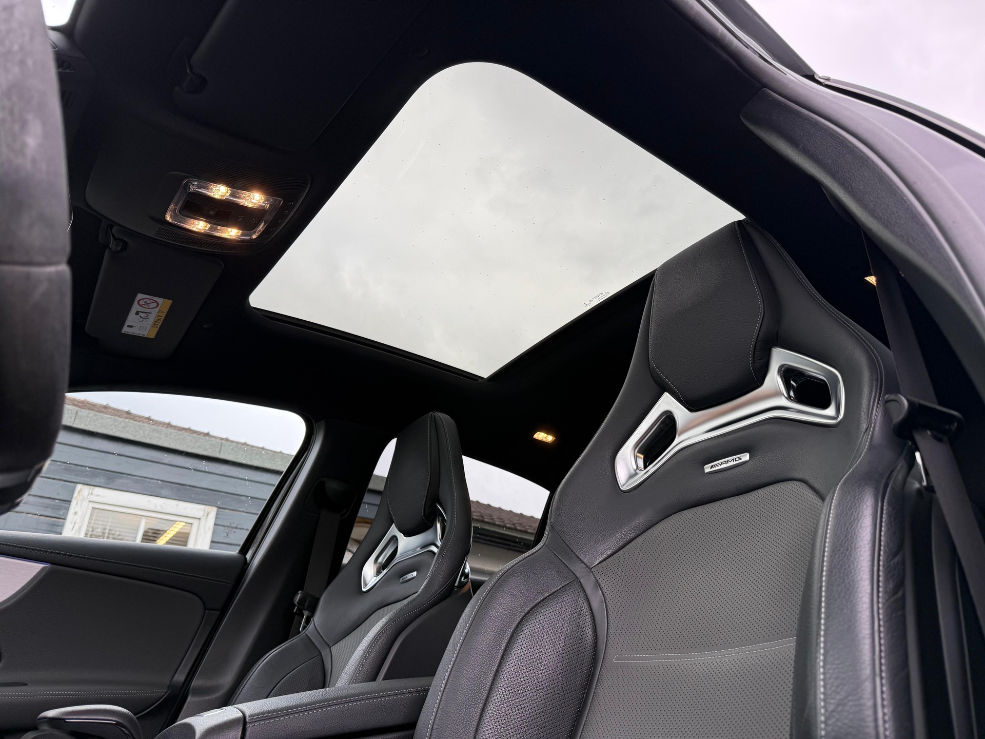MERCEDES-BENZ A 45 S AMG 4matic+ Performance Sitze-image-8