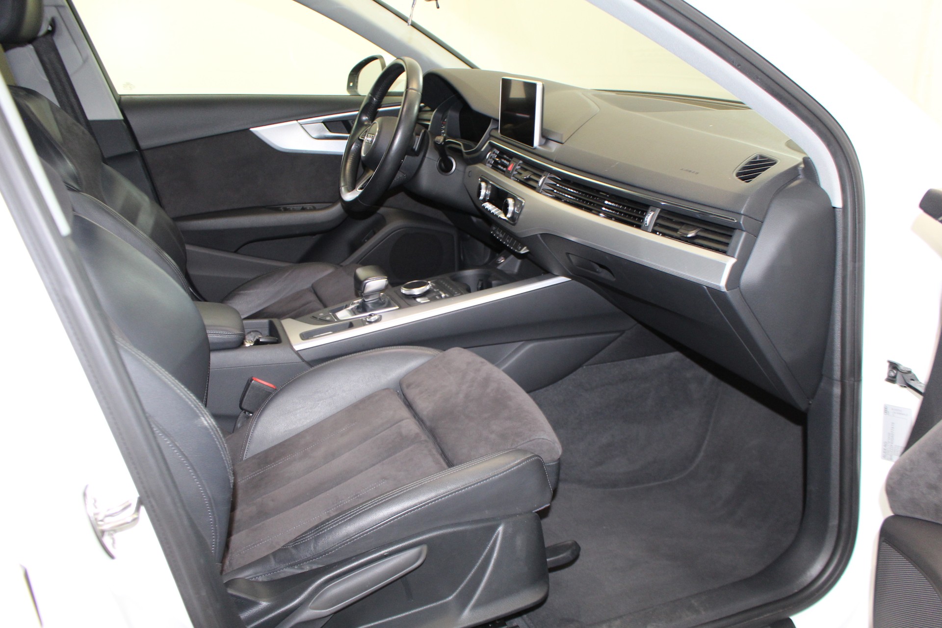 AUDI A4 Avant 2.0 TFSI 190 ultra Sport S-Tronic-image-10