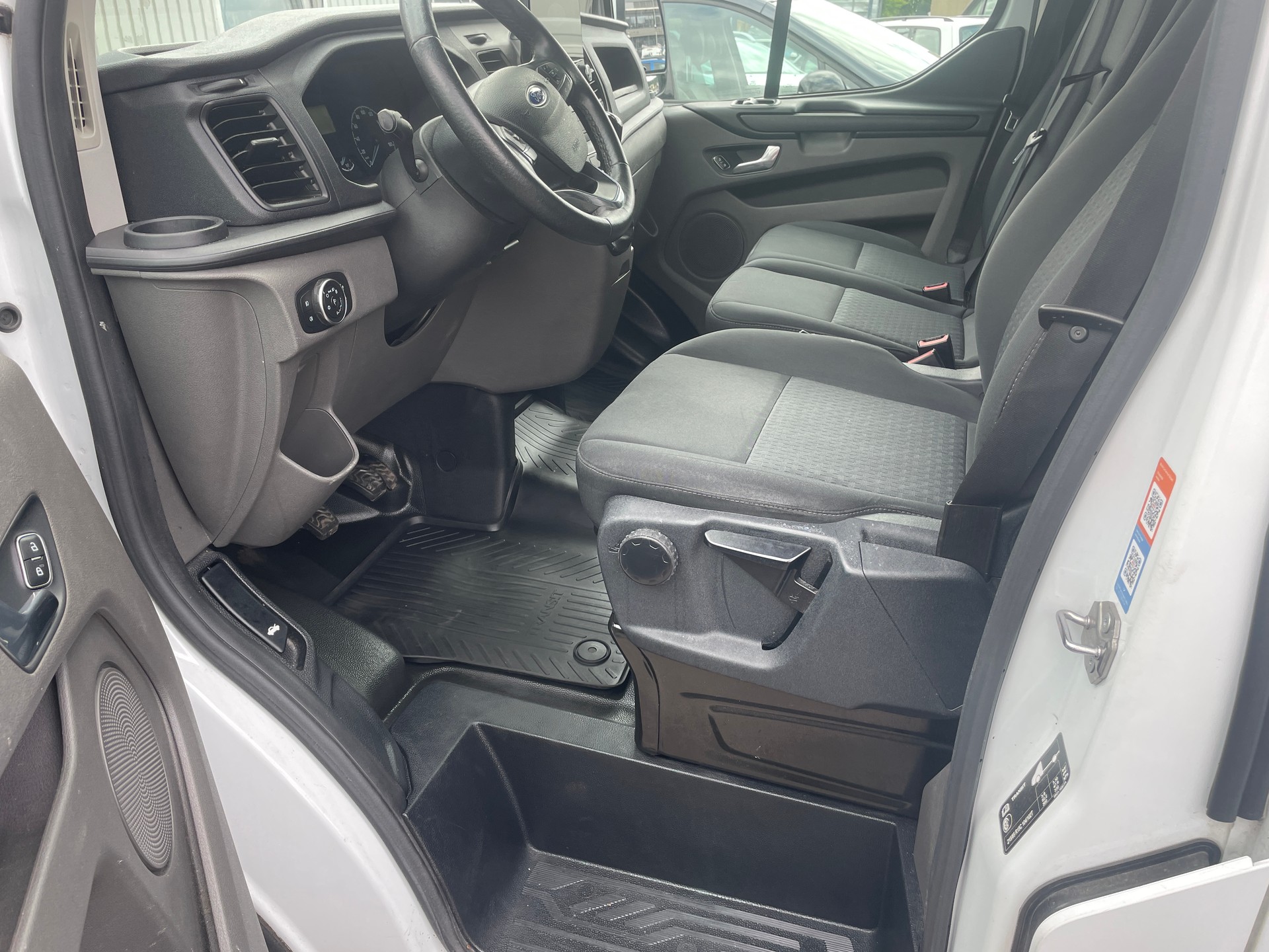 FORD Transit Custom Van 300 L2H1 DK Trend-image-8