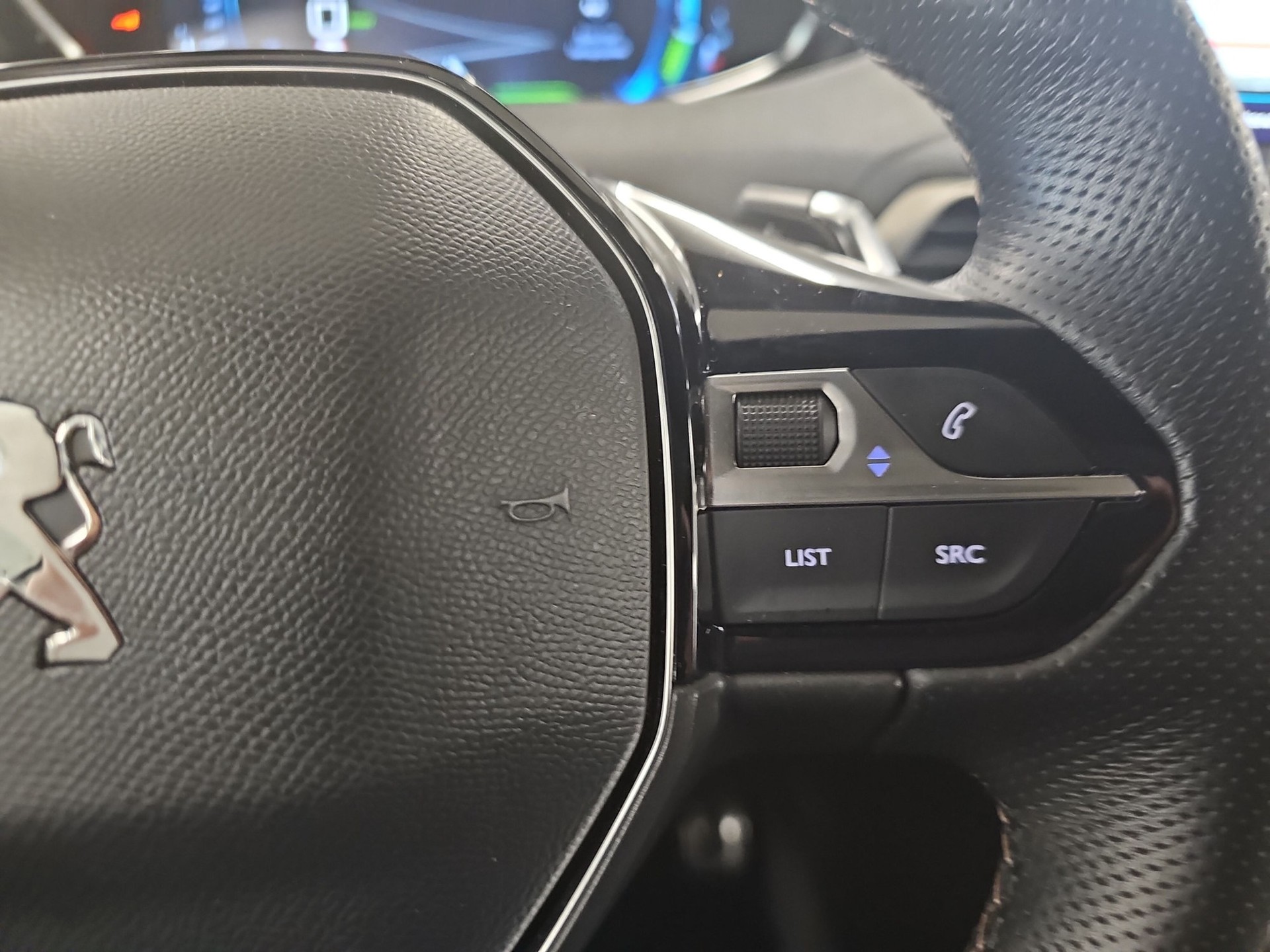 PEUGEOT 3008 300e Hybrid4 GT EAT8-image-15