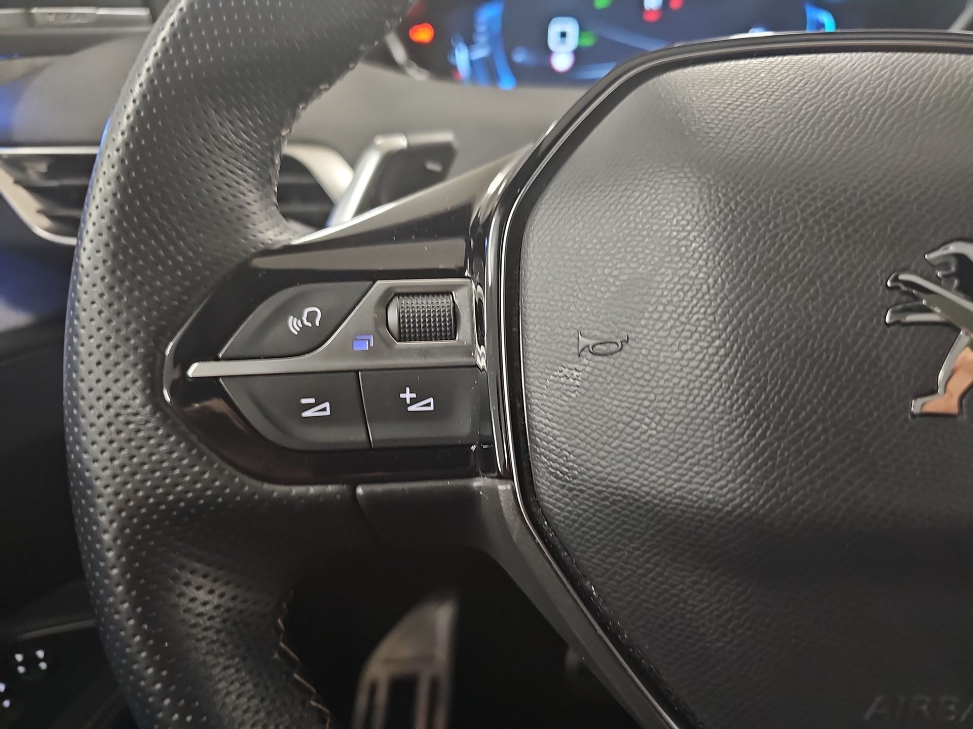 PEUGEOT 3008 300e Hybrid4 GT EAT8-image-14