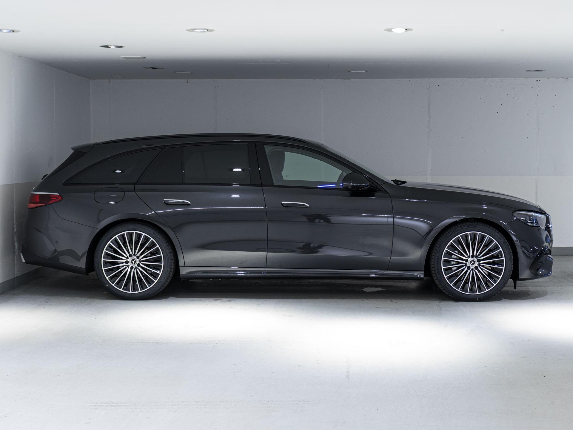 MERCEDES-BENZ E 220 d 4MATIC T-Modell-image-1