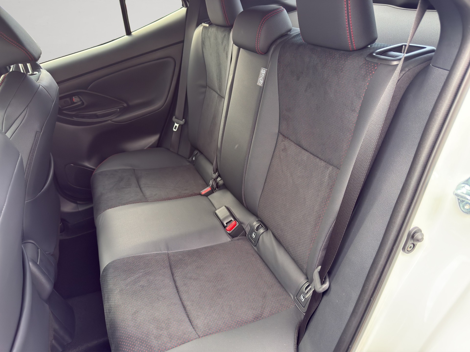 TOYOTA Yaris Cross 1.5 GR Sport e-CVT-image-17