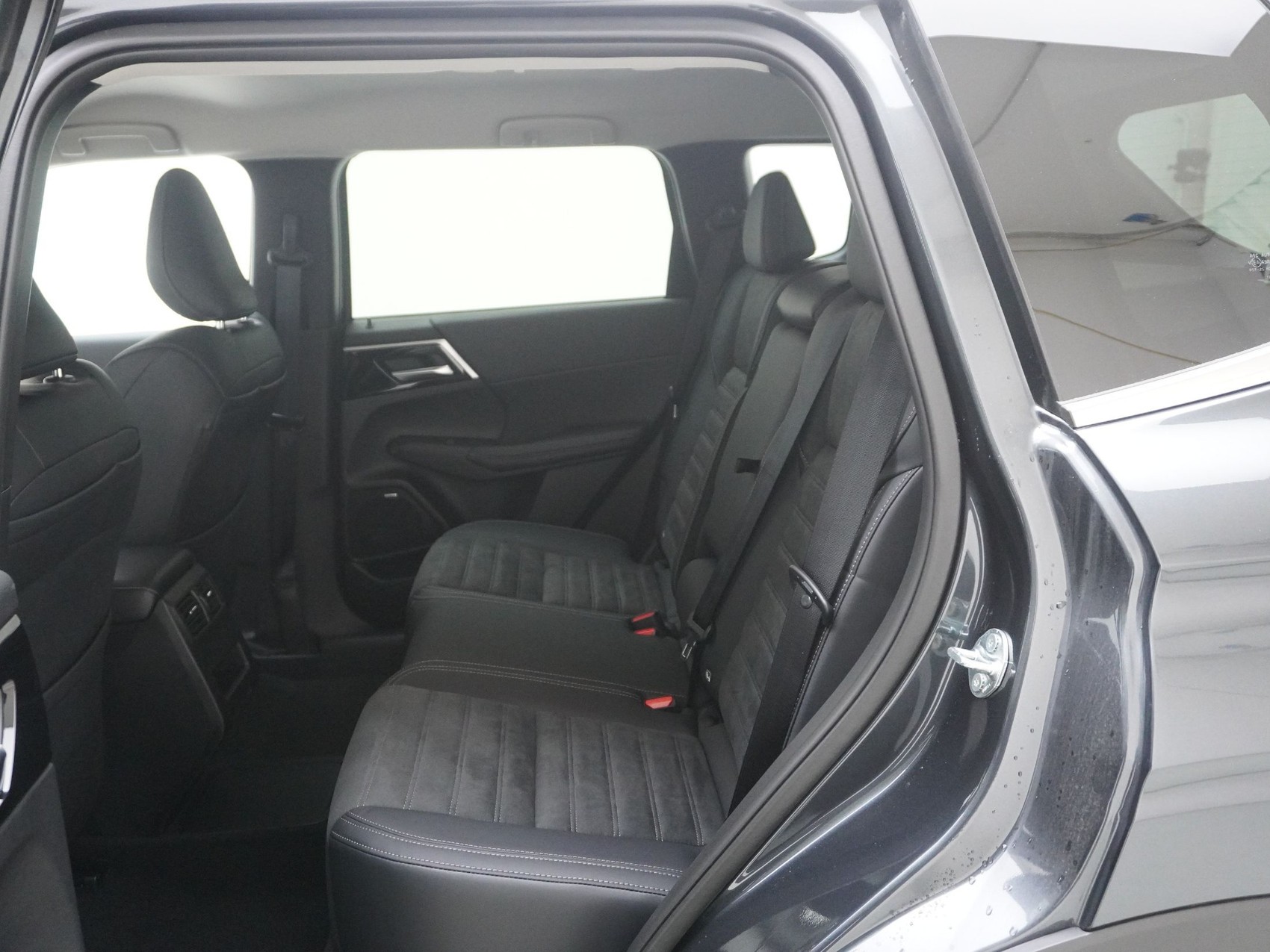 MITSUBISHI Outlander 2.4 PHEV Invite 4x4-image-14