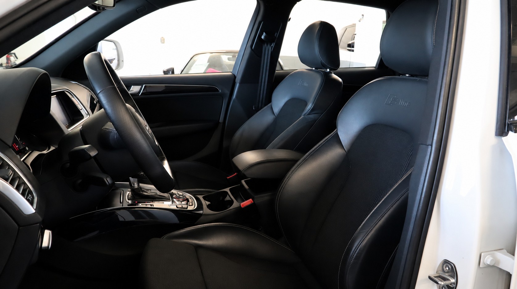 AUDI Q5 2.0 TDI quattro S-tronic-showroom-element-3