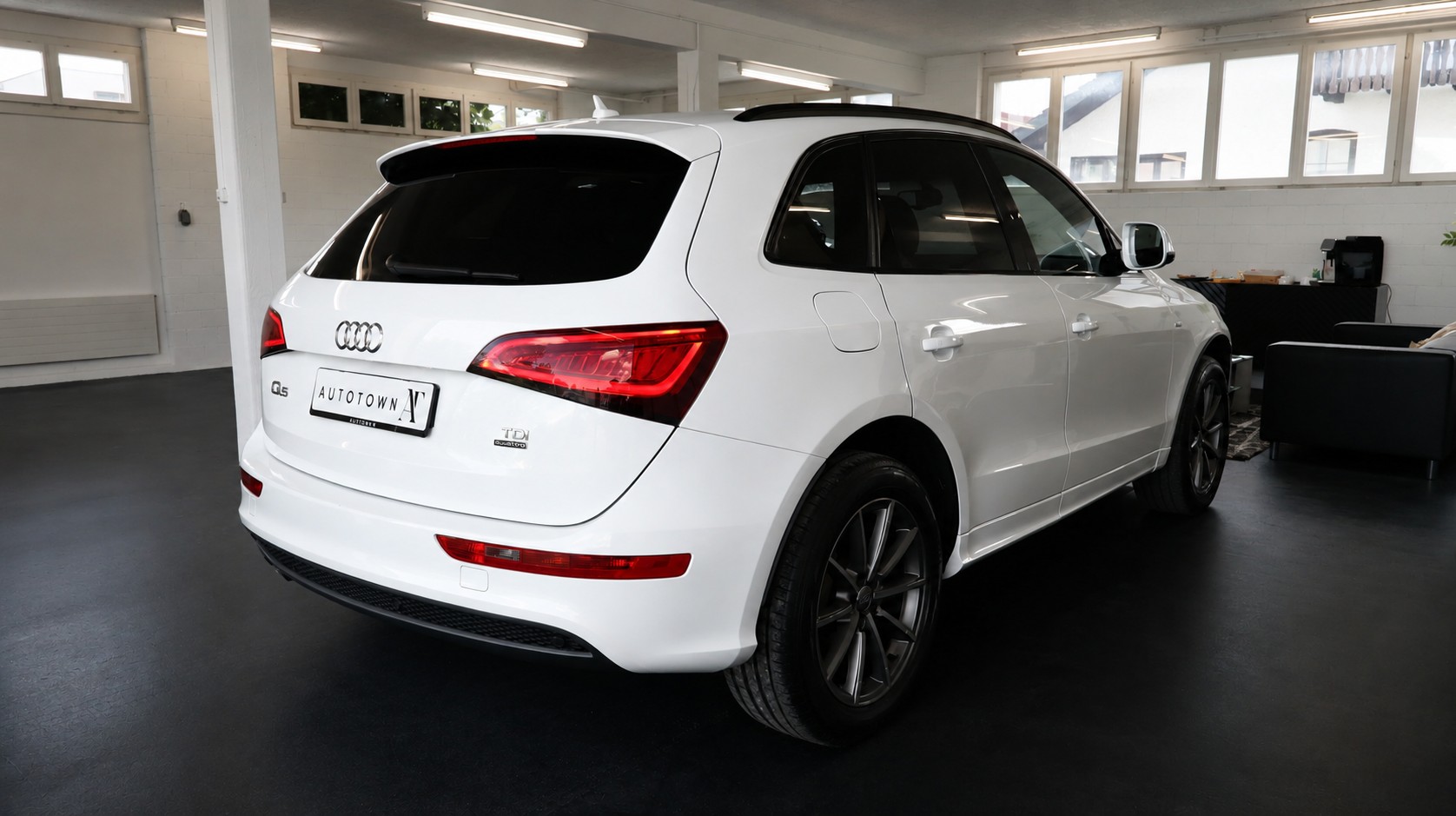 AUDI Q5 2.0 TDI quattro S-tronic-showroom-element-1