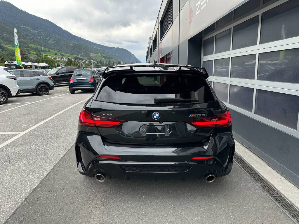 BMW M135i xDrive-showroom-element-3