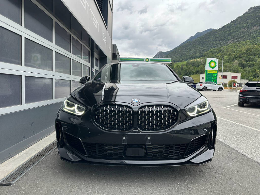 BMW M135i xDrive-showroom-element-2