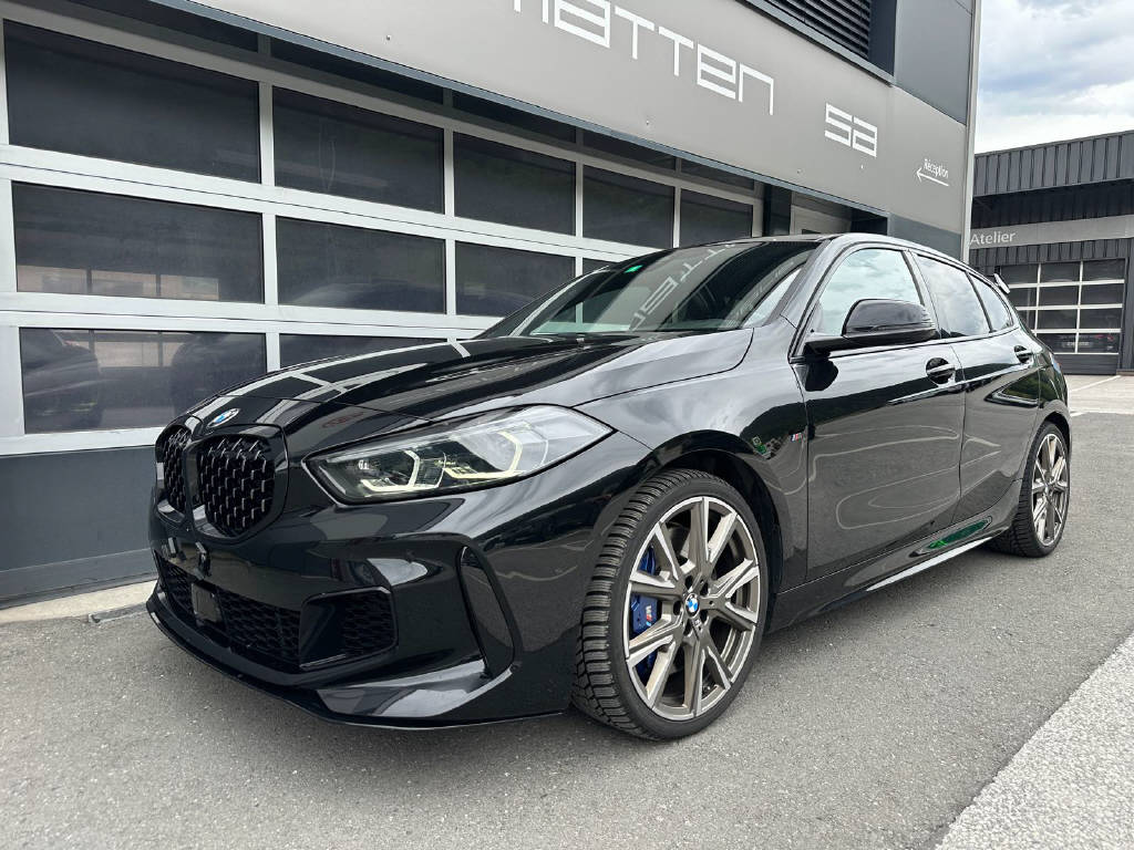 BMW M135i xDrive-showroom-element-1