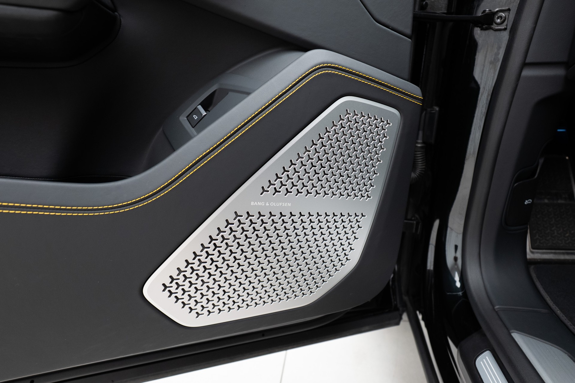 LAMBORGHINI Urus E-Gear HIrsch Performance-image-9