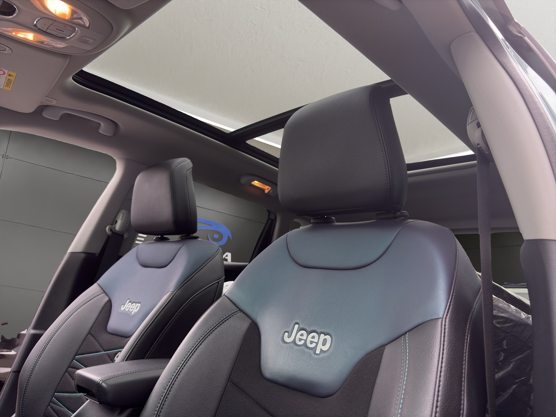 JEEP Compass 1.3 T PHEV Upland Plus Sky AWD-image-17
