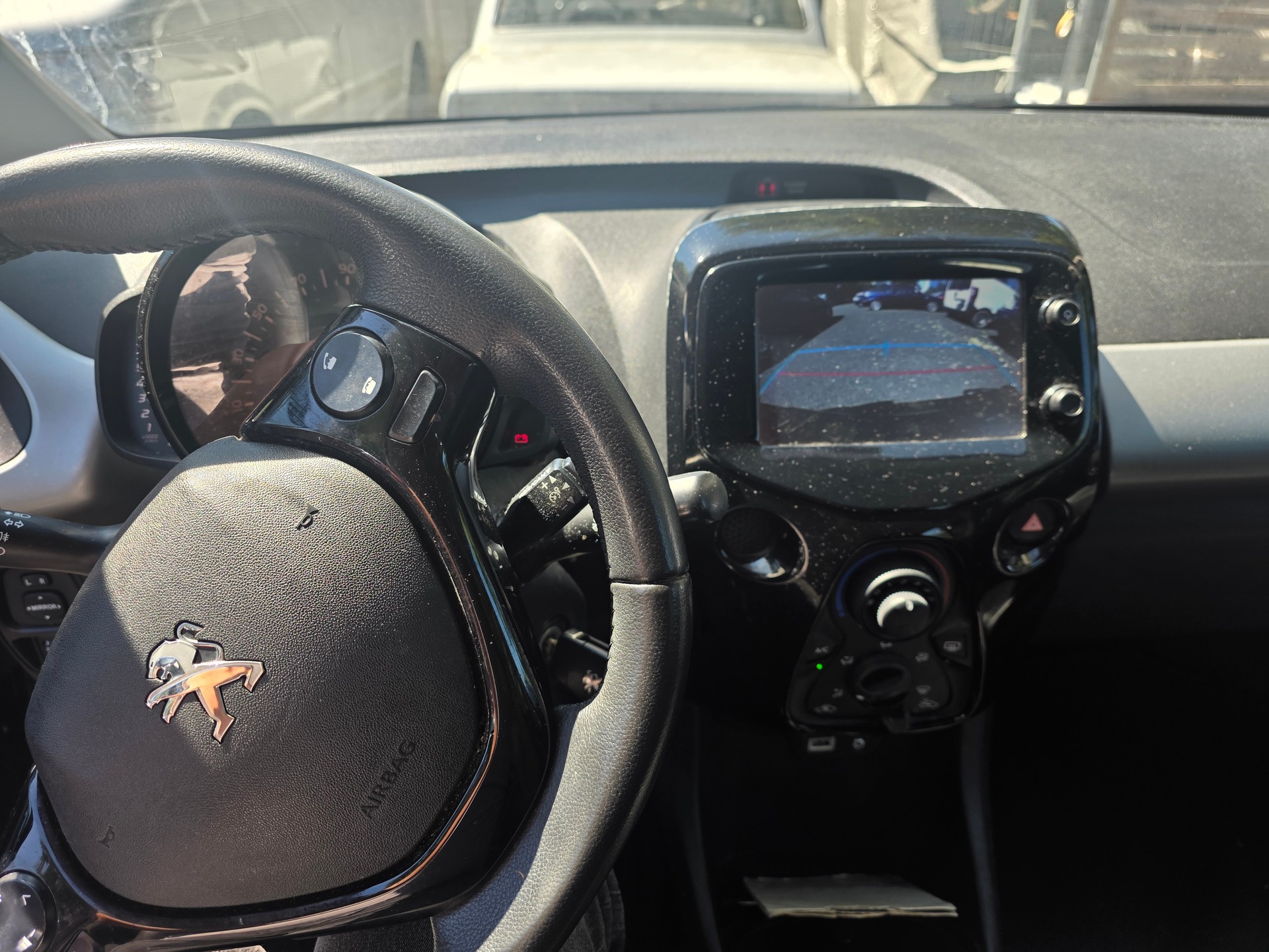 PEUGEOT 108 1.2 VTi Active-image-8