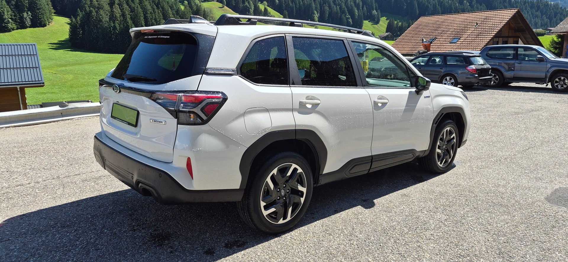 SUBARU Forester 2.0i e-Boxer Swiss Plus Lineartronic-image-4