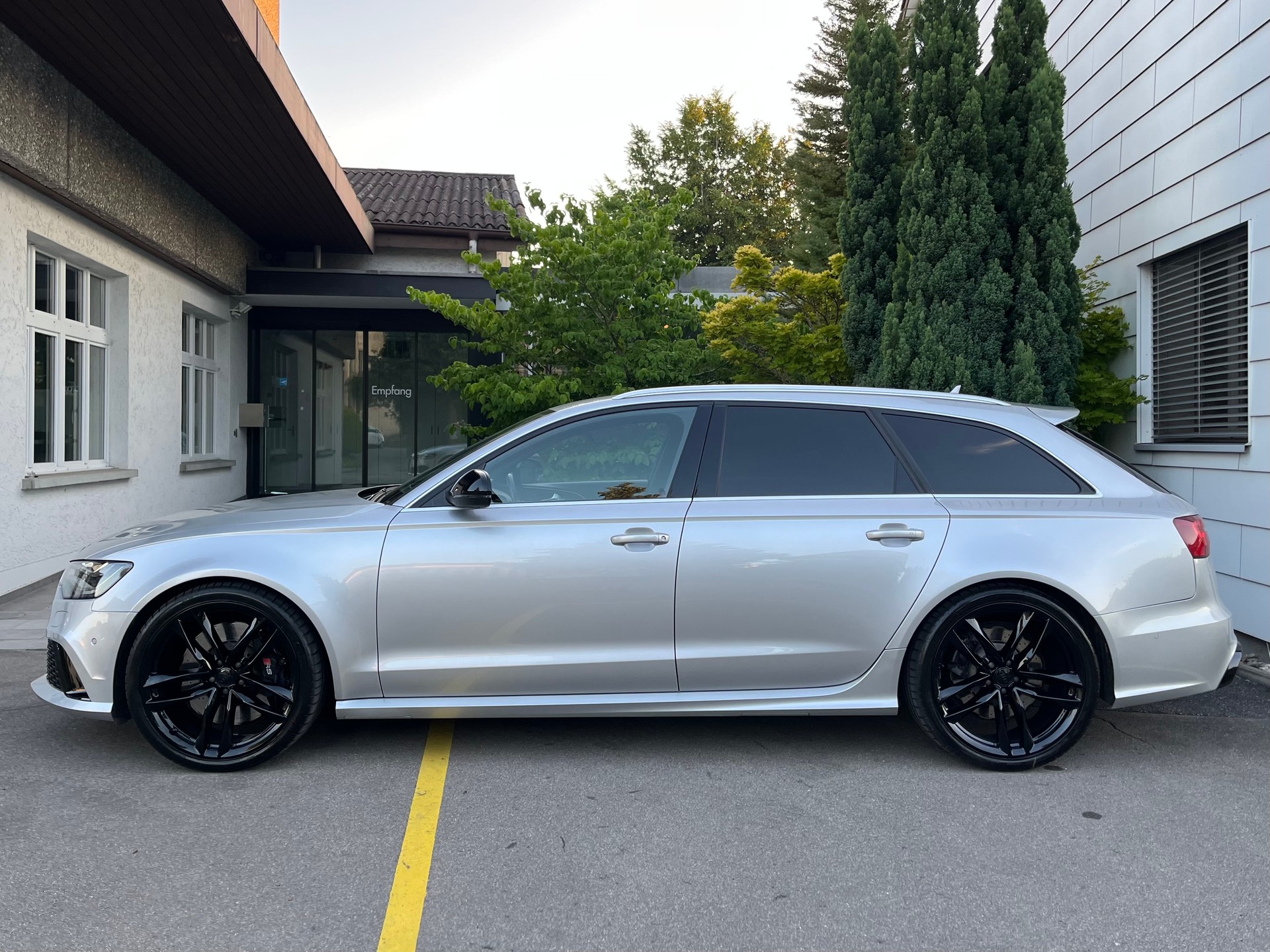 AUDI RS6 Avant 4.0 TFSI V8 Quattro Tiptronic *Top-Zustand*neue Bremsen*Servicegepflegt*-image-4
