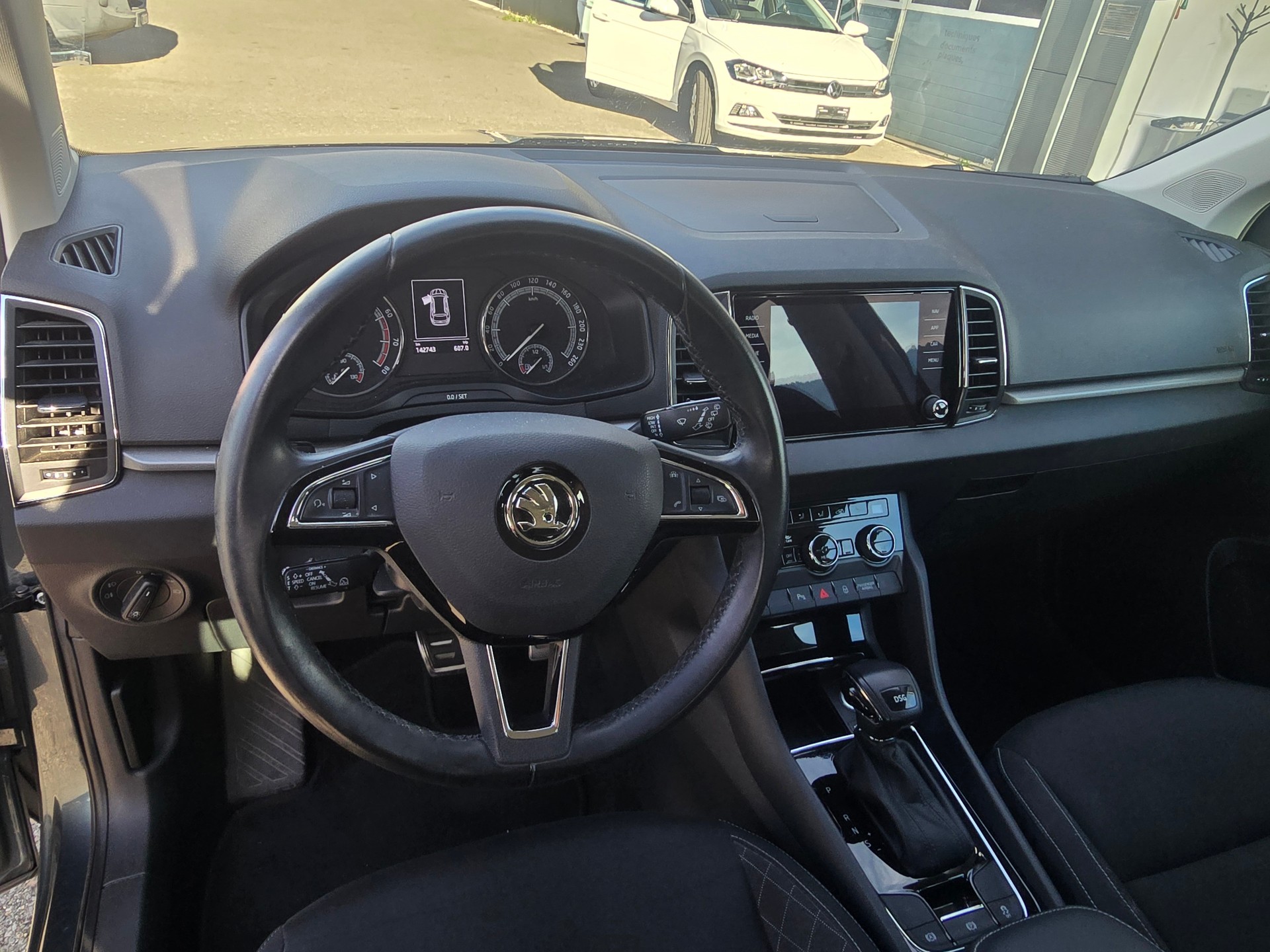 SKODA Karoq 1.0 TSI Ambition DSG-image-9