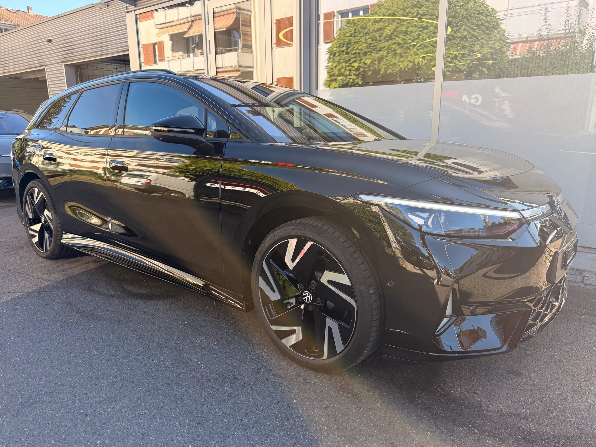 VW ID.7 TOURER GTX 340 PS 4MOTION *** VOLLAUSSTATTUG IN GRENADILSCHWARZ ***-showroom-element-2